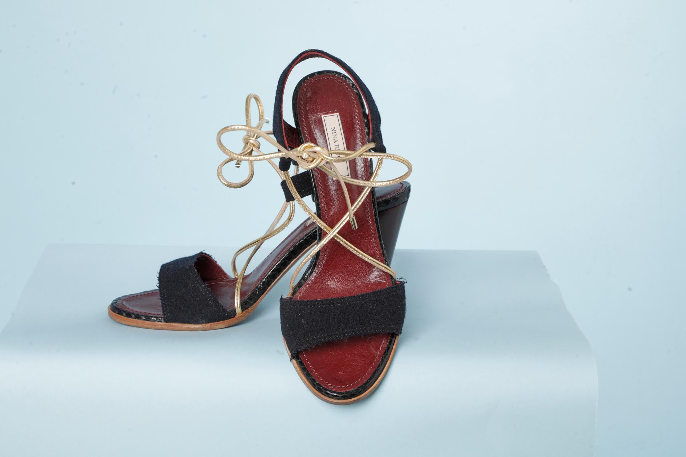 Schwarze Crêpe-Sandalen mit goldener Lederschlaufe von Nina Ricci  im Zustand „Hervorragend“ im Angebot in Saint-Ouen-Sur-Seine, FR