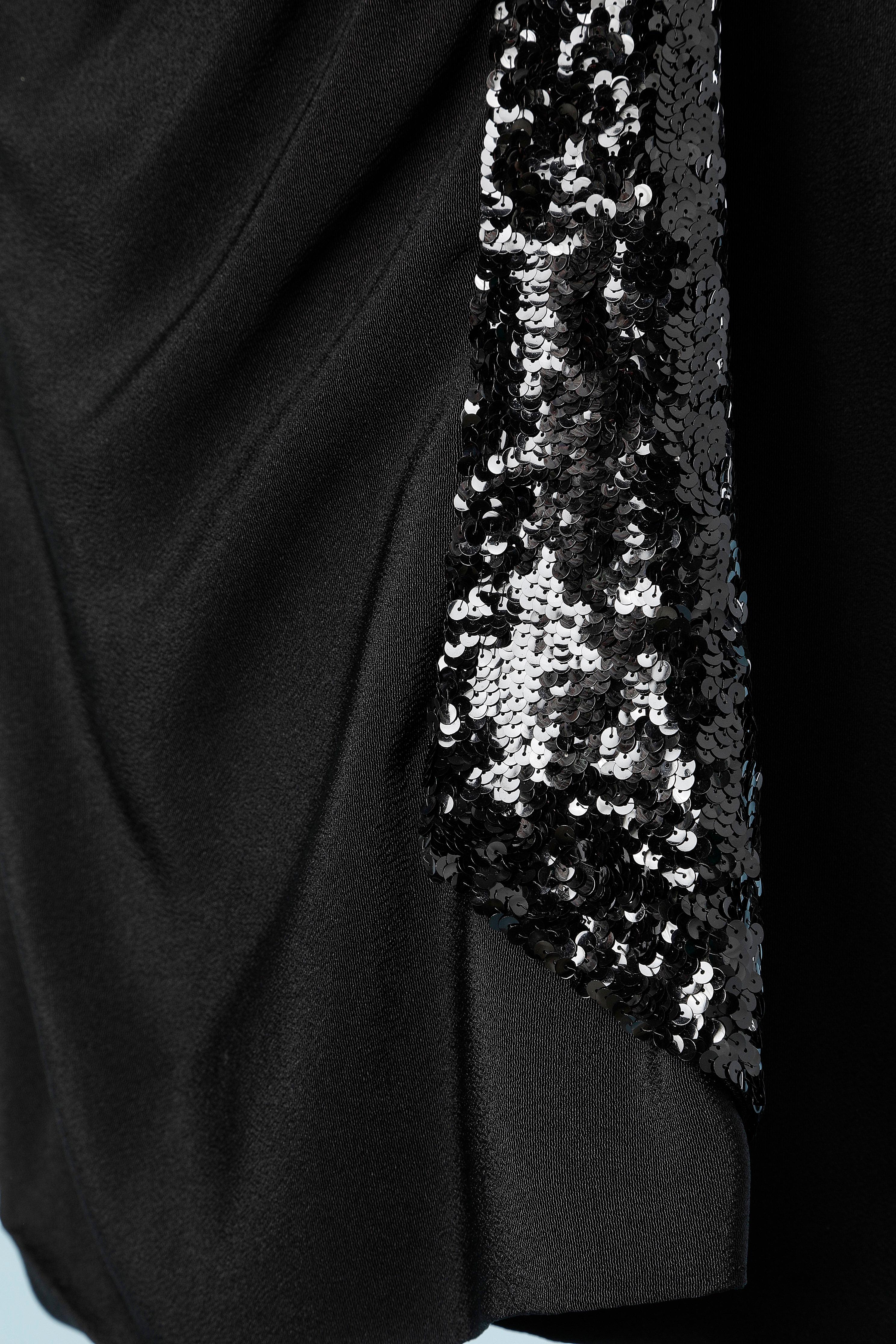 Noir Robe de cocktail drape en crpe noir avec paillettes noires, circa 1940  en vente