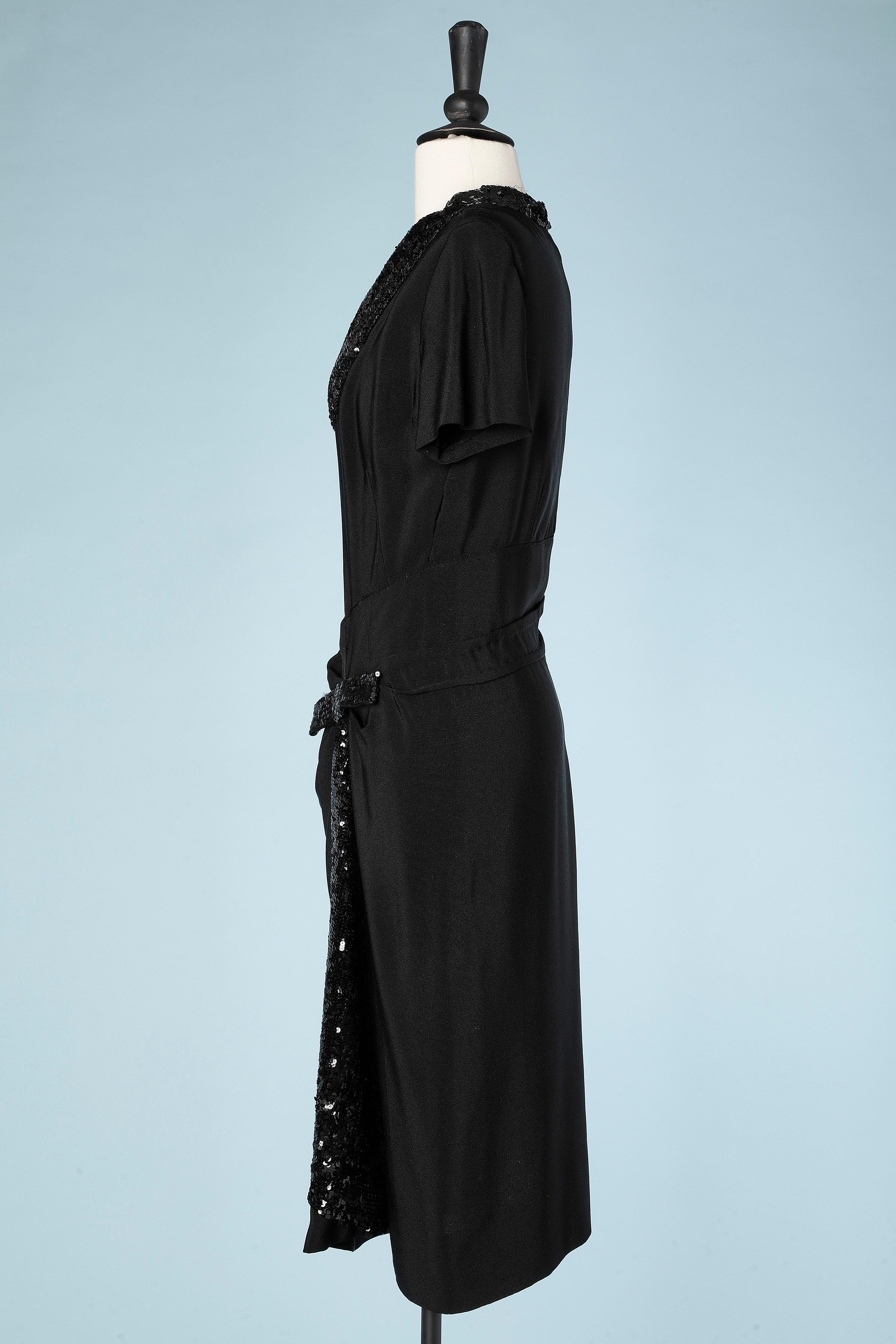 Robe de cocktail drape en crpe noir avec paillettes noires, circa 1940  Pour femmes en vente
