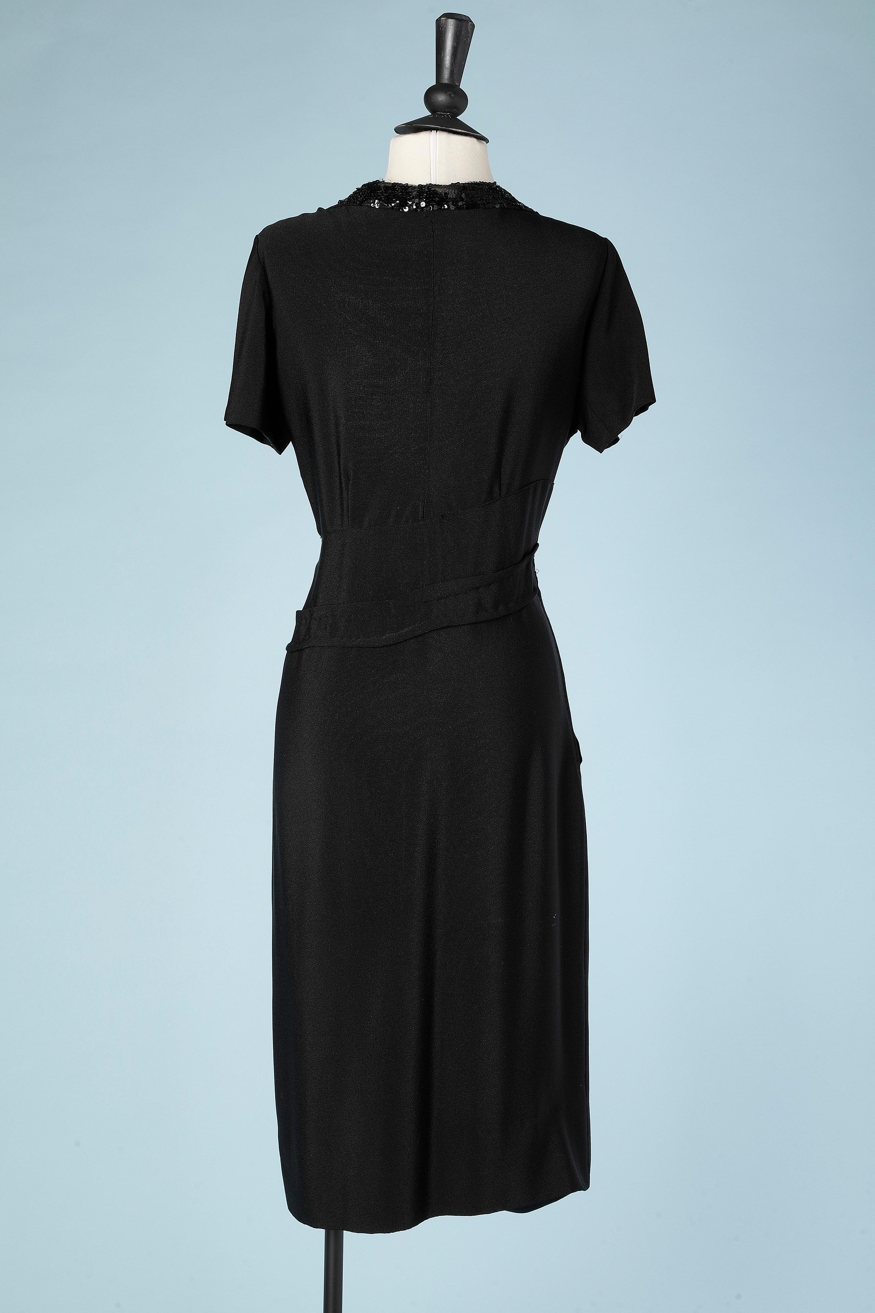 Robe de cocktail drape en crpe noir avec paillettes noires, circa 1940  en vente 1