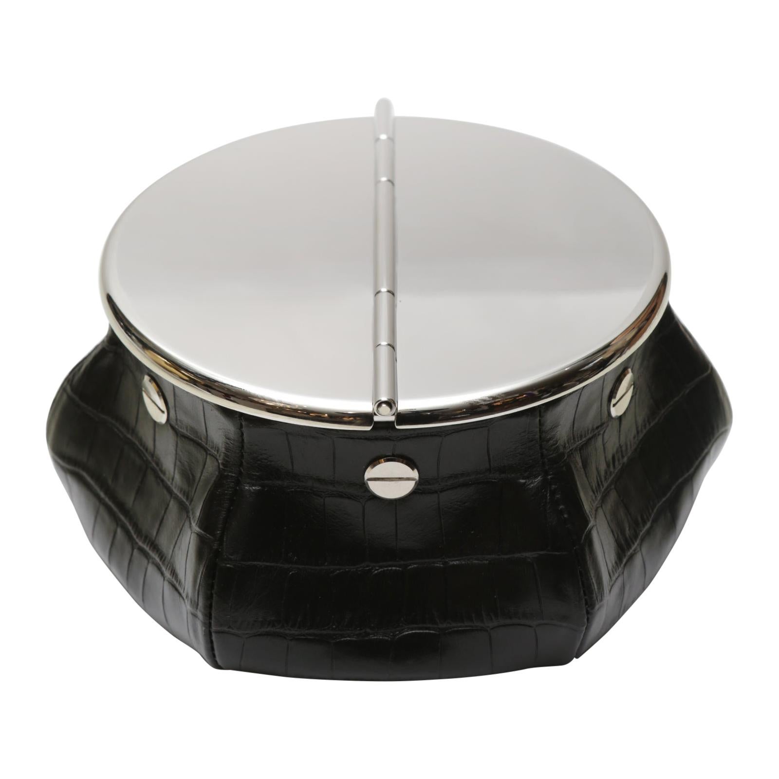 Ashtray black croco 2 cigars yachting with bag covered with
black crocodile finish printed on calfskin with black stitching. 
Bag filled with 1 kg micro metal balls that give high stability.
Ashtray top with 2 openable lids in solid brass in