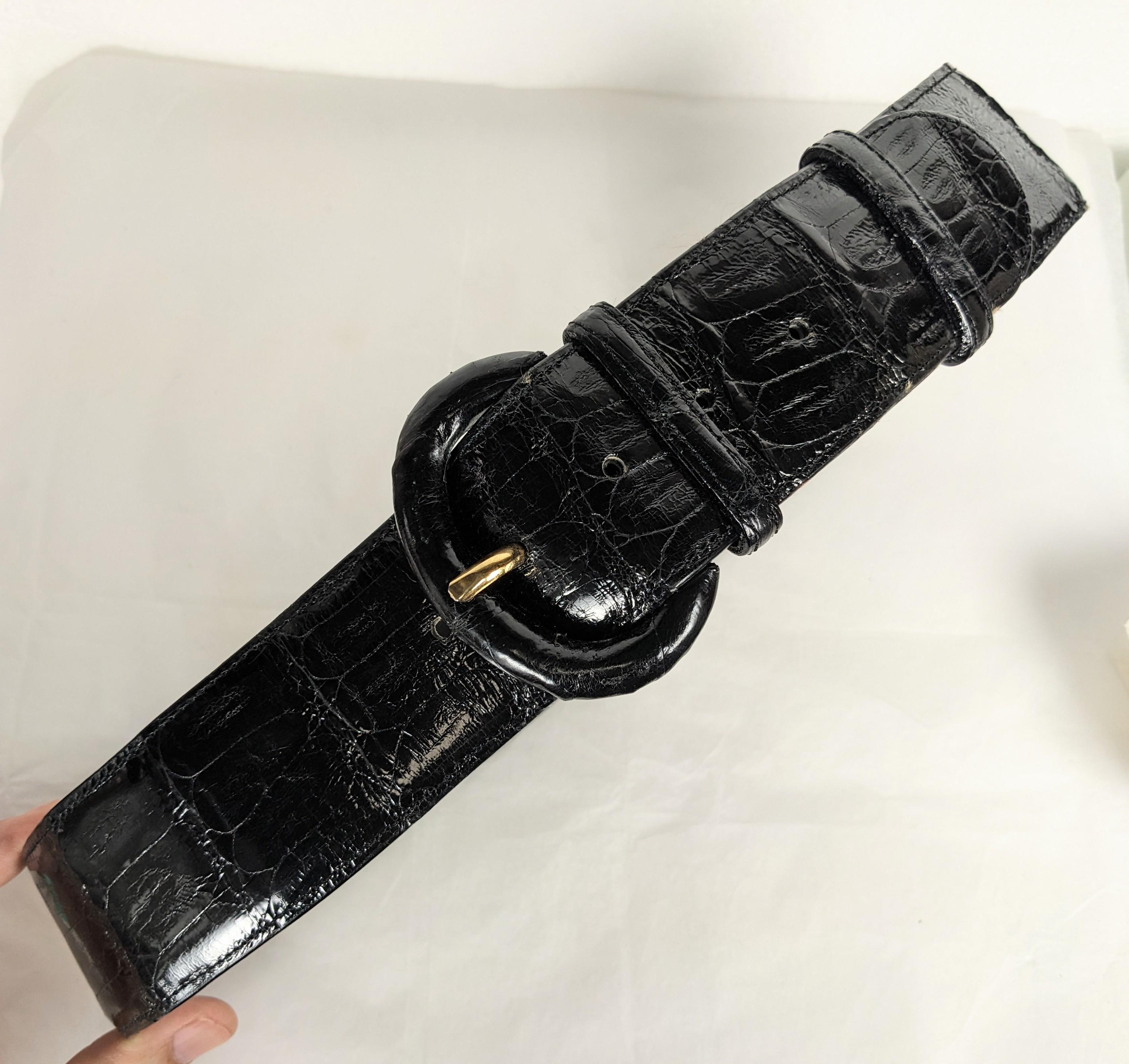 Eleganter schwarzer Krokodilgürtel, erhältlich bei Henri Bendels, NY. Breite Weite mit verdeckter Schnalle. 1990er Jahre USA. Breite 2