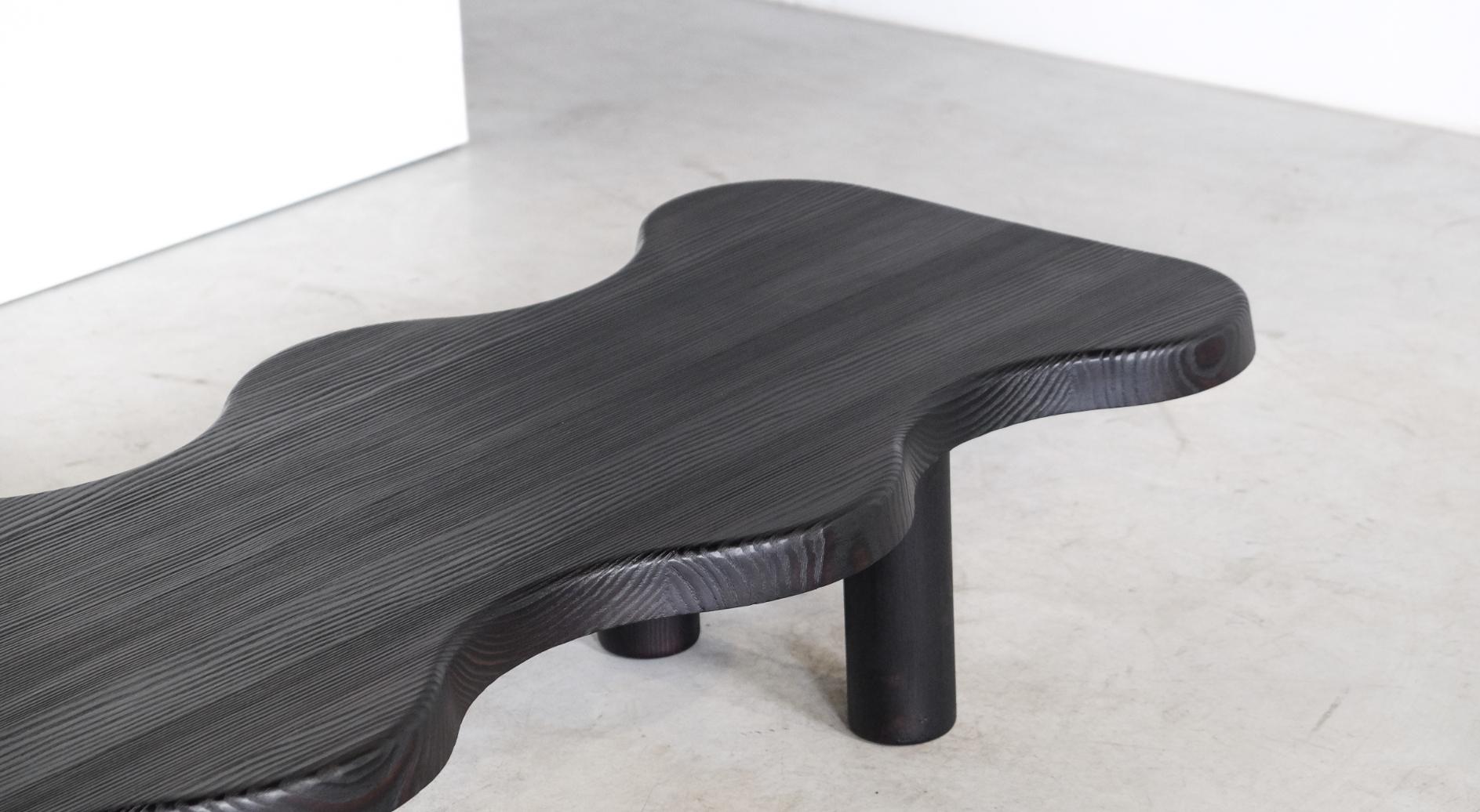 Niedriger Tisch aus schwarzem Krokodil von Atelier Thomas Serruys im Angebot 3
