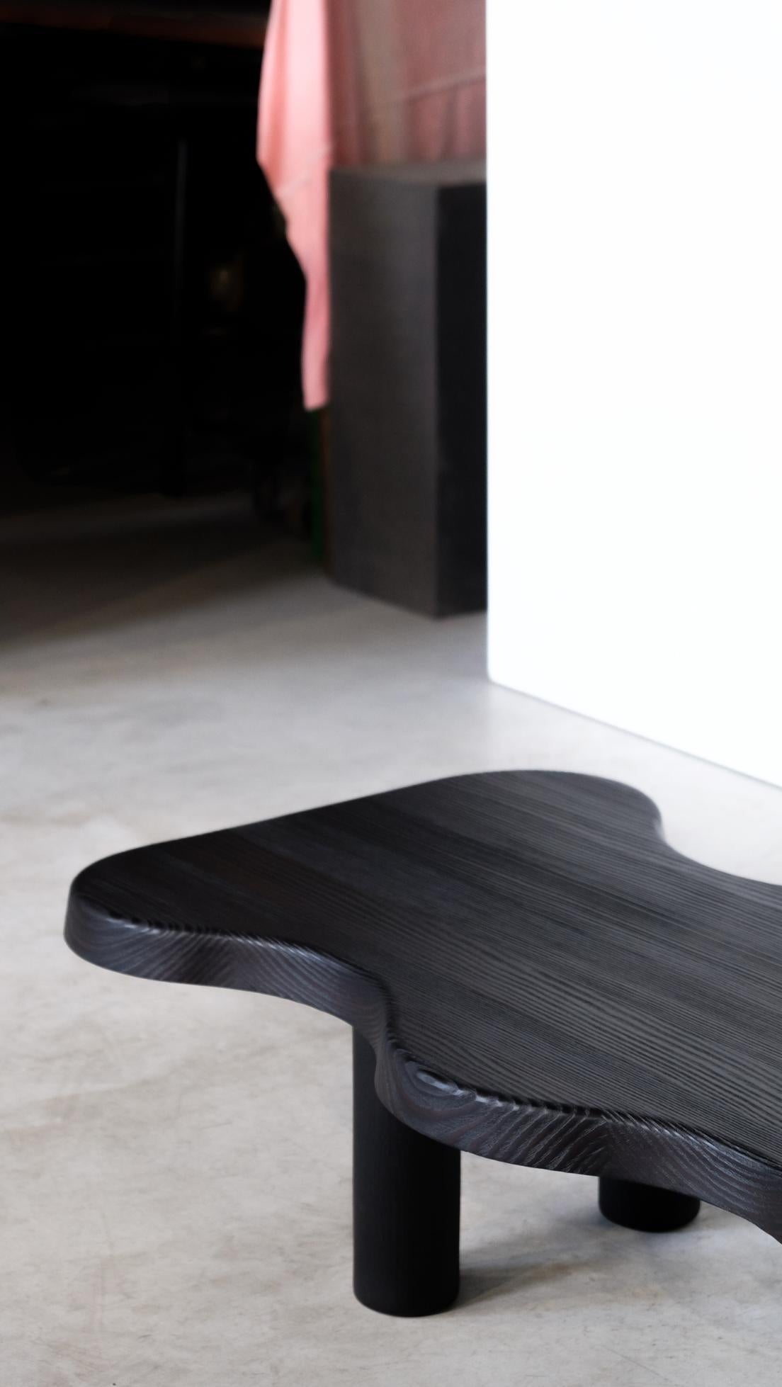 Niedriger Tisch aus schwarzem Krokodil von Atelier Thomas Serruys (Belgisch) im Angebot