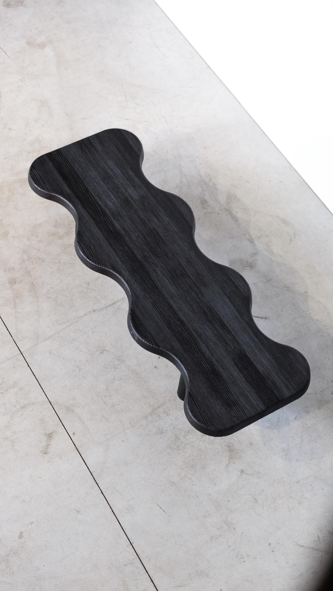 Niedriger Tisch aus schwarzem Krokodil von Atelier Thomas Serruys (Holz) im Angebot