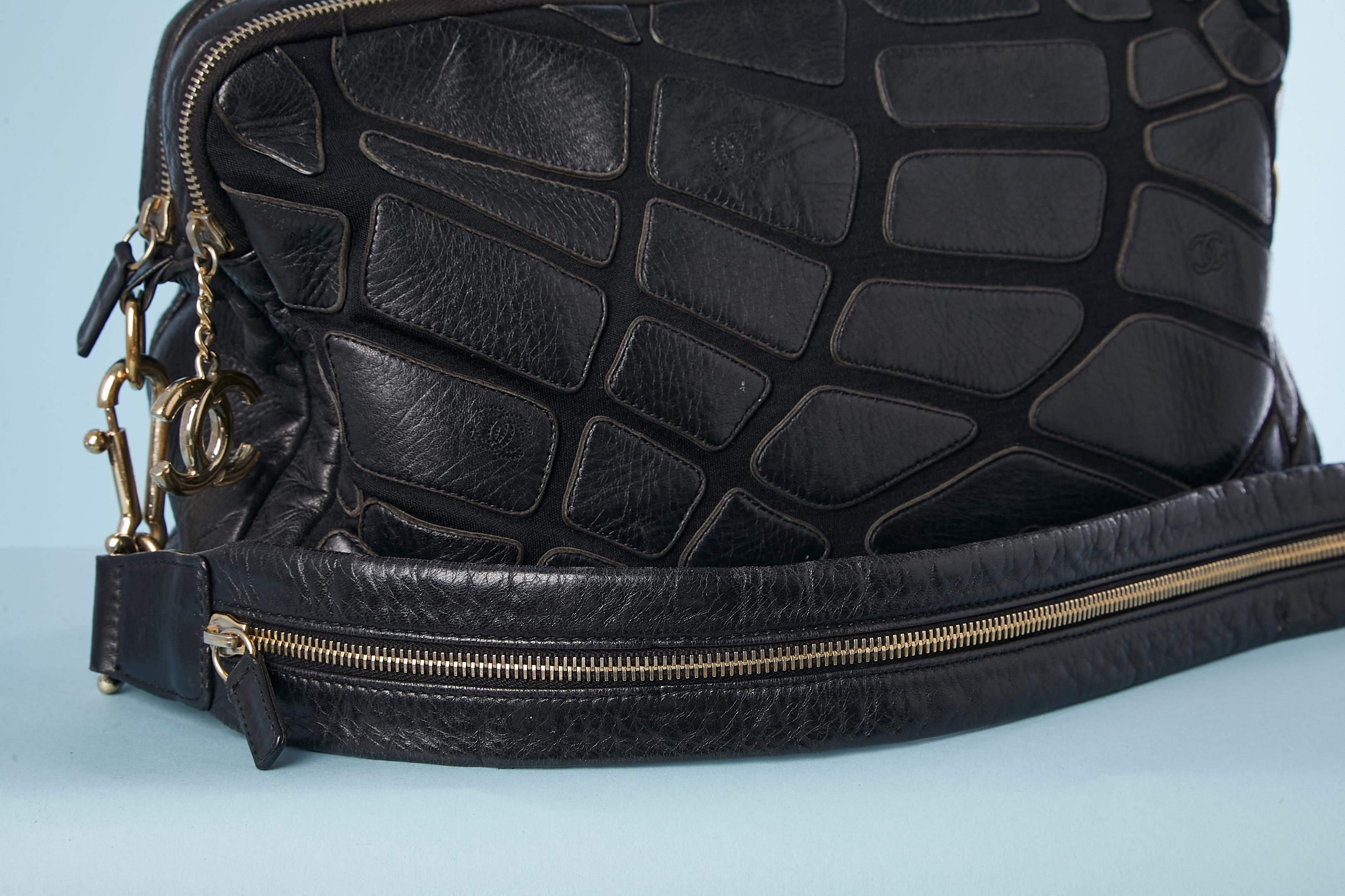 Black cross-body bag with black leather patchwork appliqué Chanel  In Good Condition For Sale In Saint-Ouen-Sur-Seine, FR