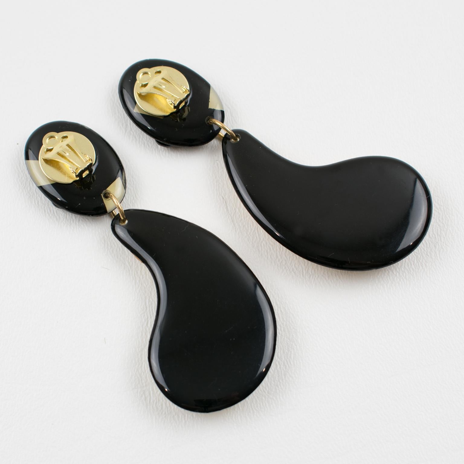 Black Crystal and Cream, Black Lucite Dangle Clip Earrings In Excellent Condition For Sale In Atlanta, GA