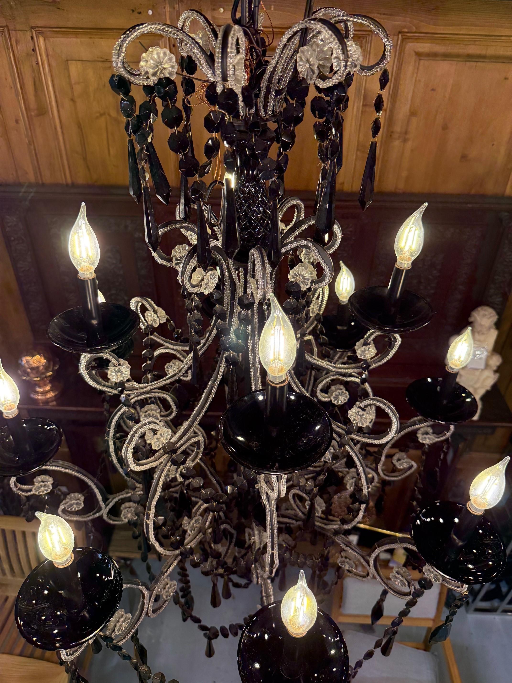Lampadario a 12 luci in cristallo nero con bordatura in cristallo trasparente. in vendita 5