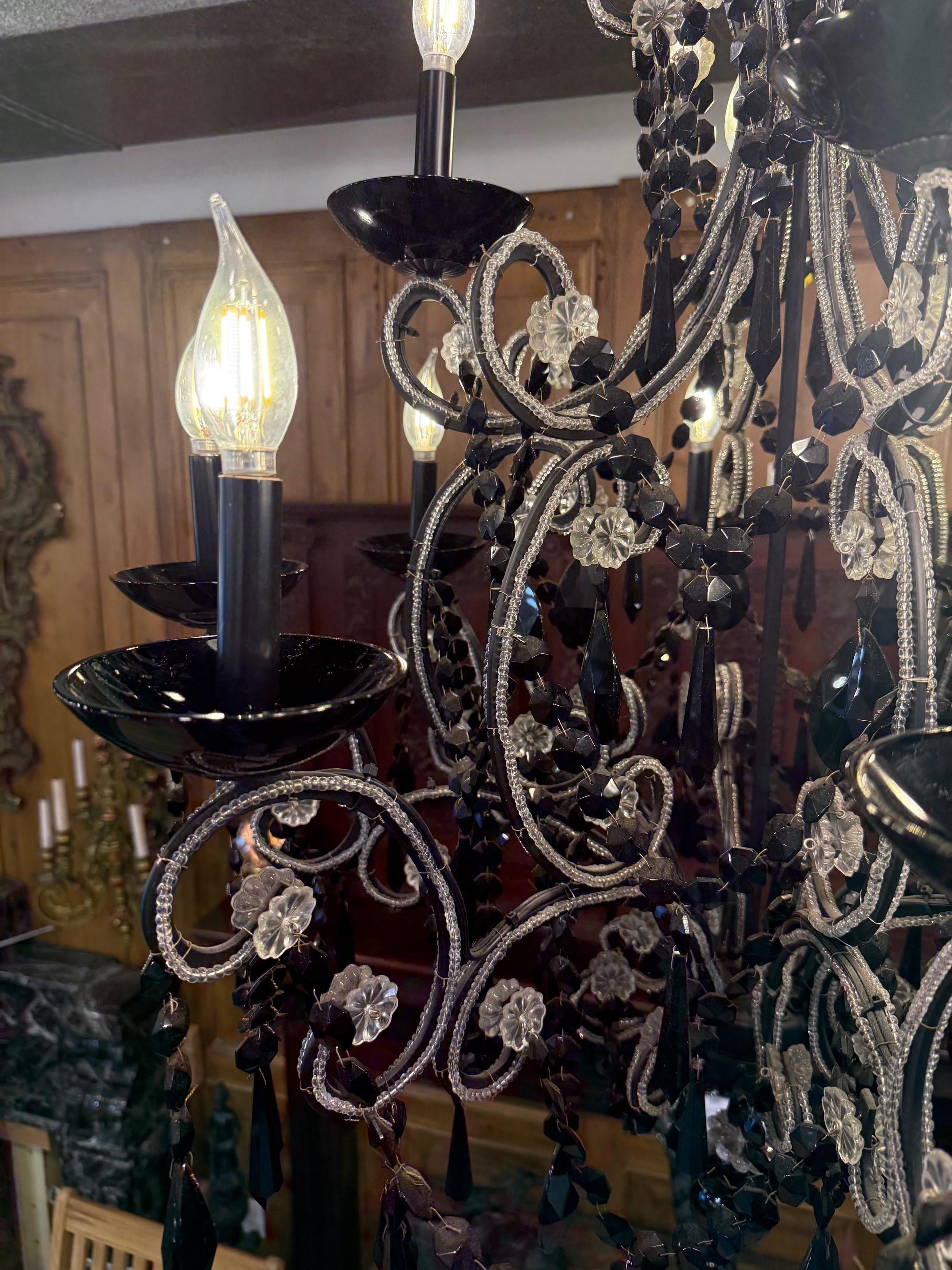 XXI secolo e contemporaneo Lampadario a 12 luci in cristallo nero con bordatura in cristallo trasparente. in vendita