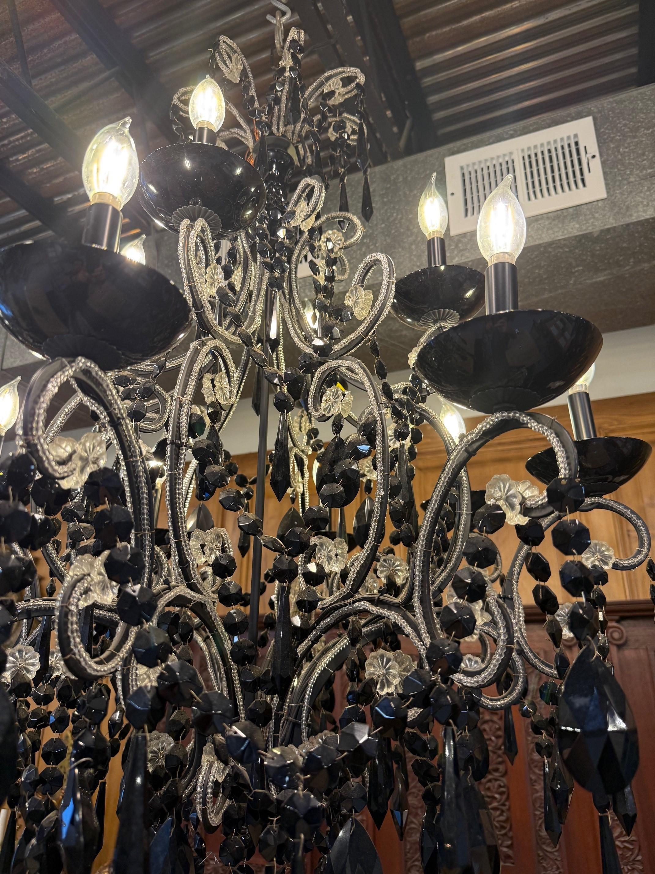 Lampadario a 12 luci in cristallo nero con bordatura in cristallo trasparente. in vendita 3