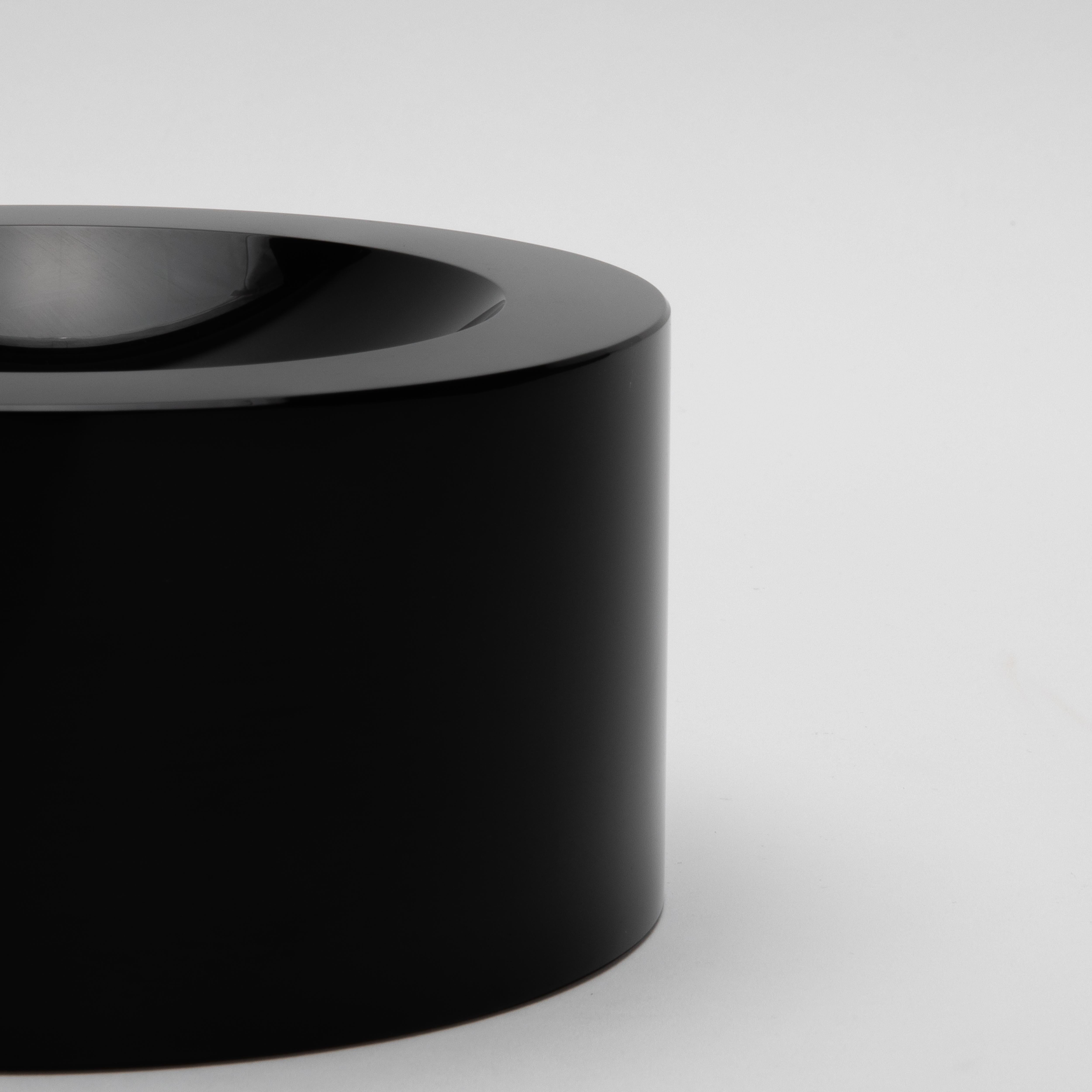 Américain Bol convexe en cristal noir par KA Glass