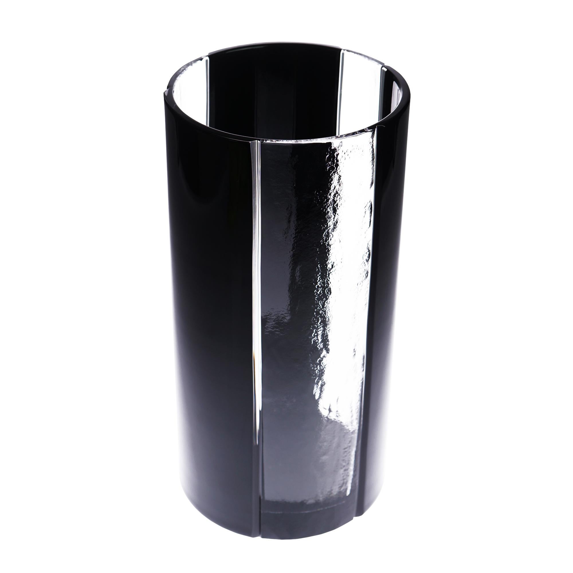 Black crystal vase

The latest creation of Cristallerie de Montbronn, this vase tube is at the top of modernity. 
Name : Kem.

3 clear crystal strips (different sizes) obtained by a technique unique in the world that only Cristallerie de