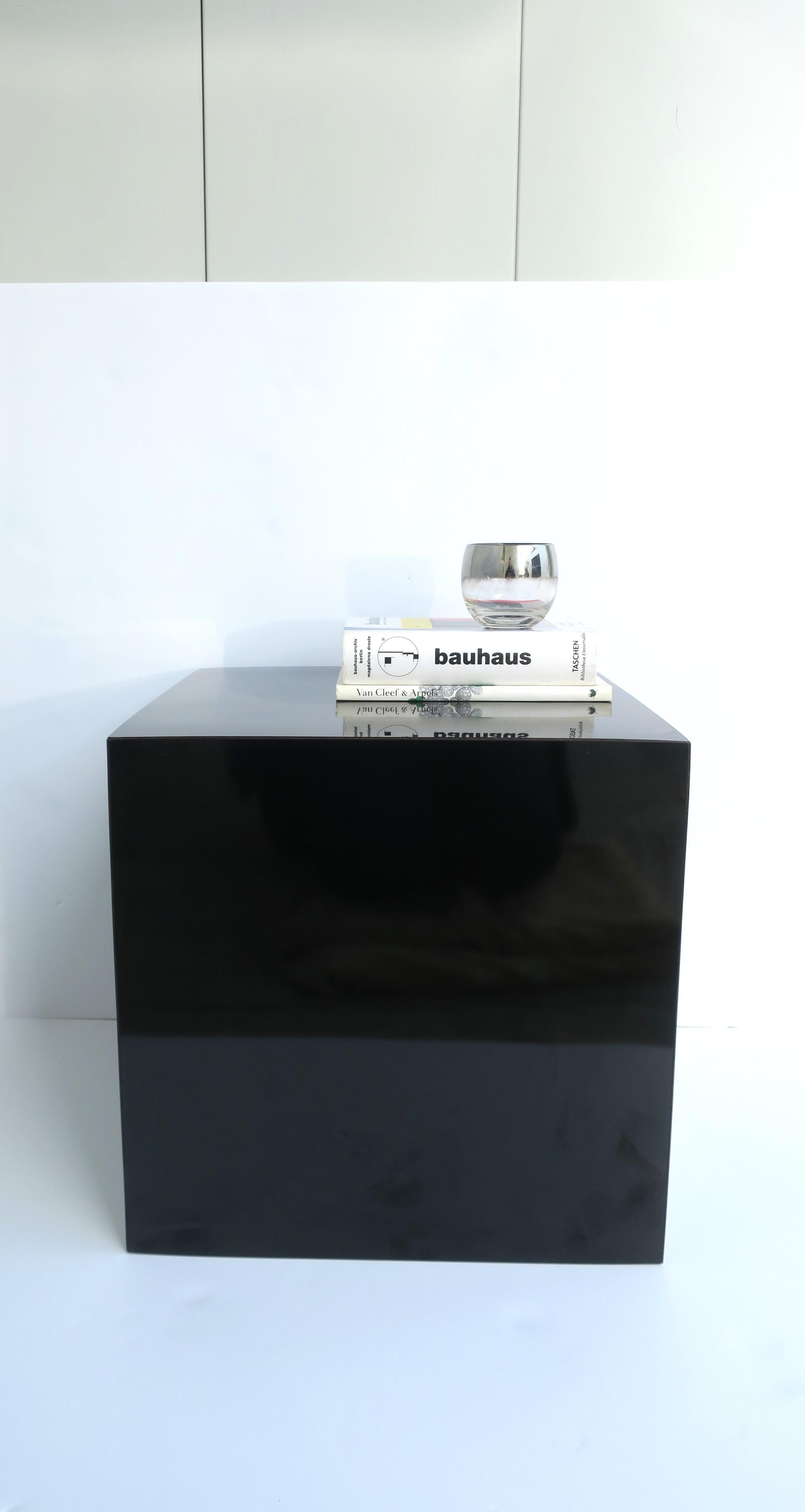 Schwarzer Cube Pedestal Tisch (Ende des 20. Jahrhunderts) im Angebot
