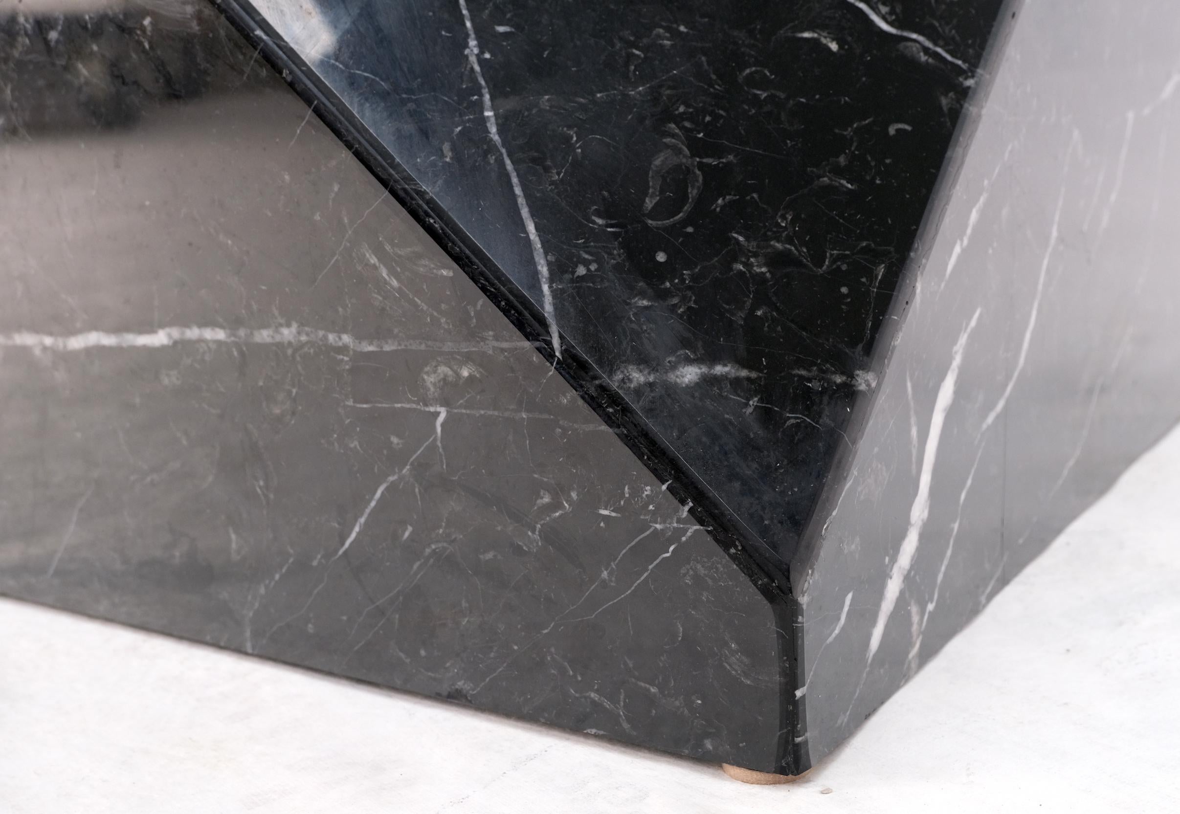 Laiton Table basse noire en forme de cube, base en marbre, brancards en laiton, plateau en verre carré en vente