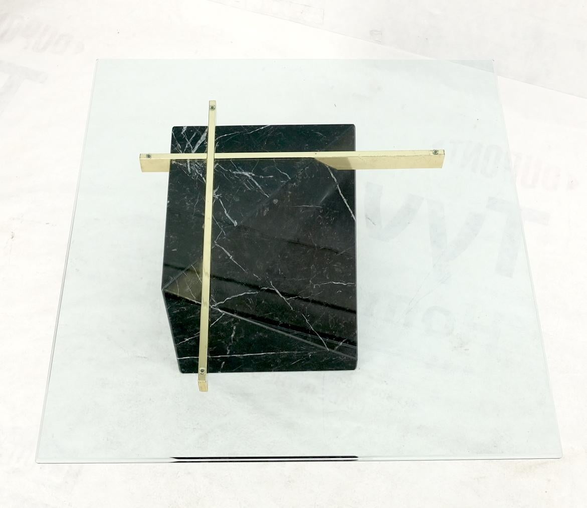 Schwarzer Couchtisch mit quadratischer Glasplatte und Messingstretchern in Würfelform, Marmorsockel (Italienisch) im Angebot