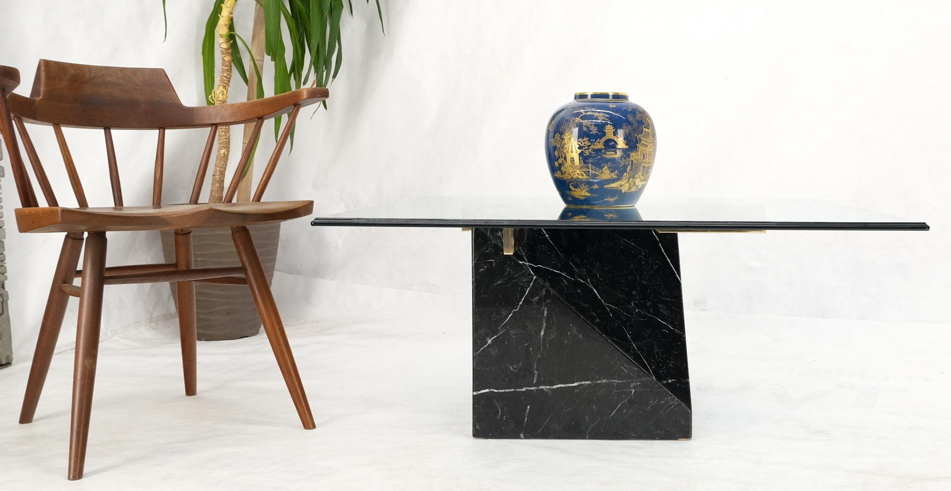 Mid-Century Modern Black Cube Shape Marble Base Brass Stretchers Square Glass Top Coffee Table For Sale