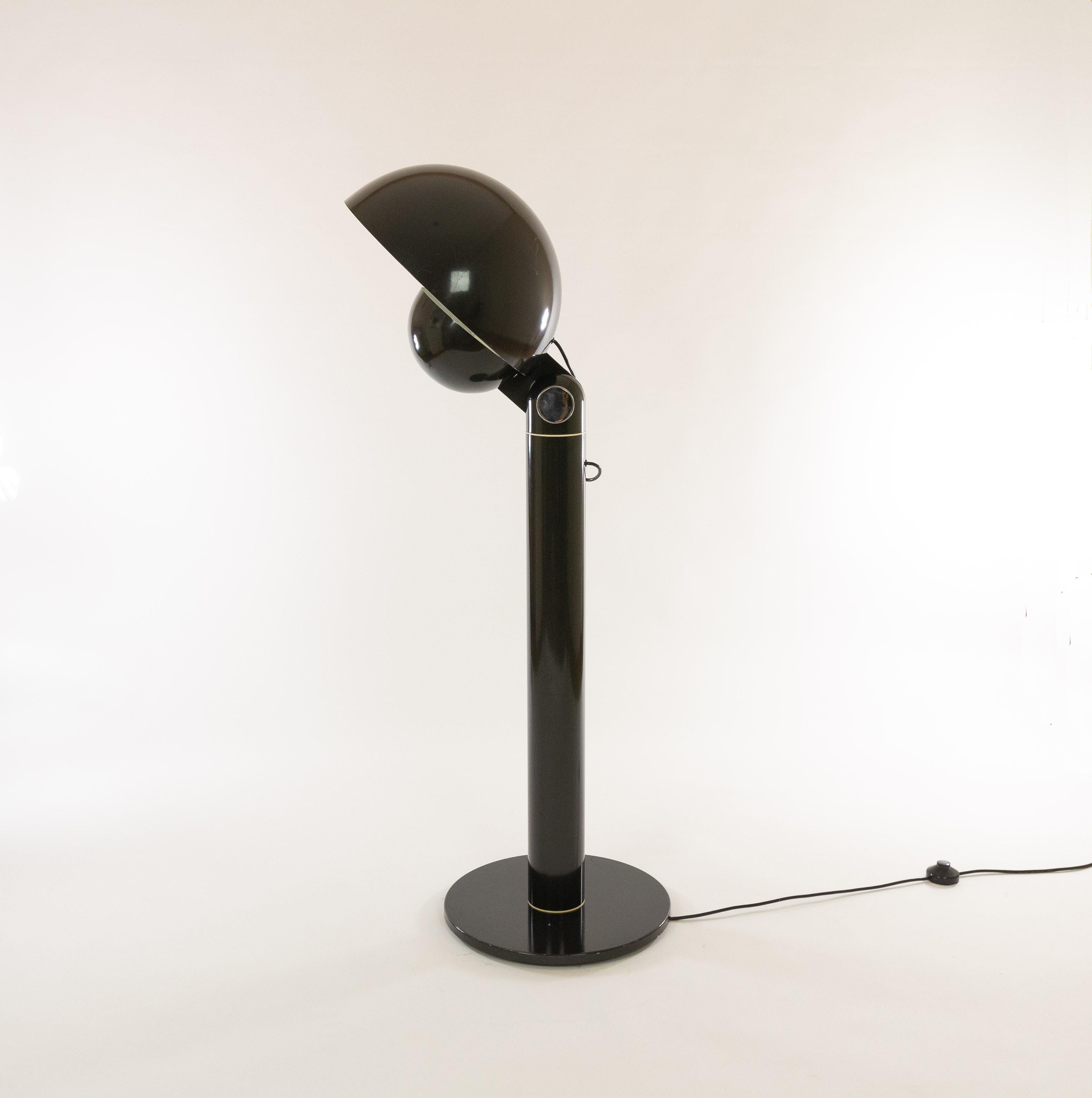 Black Cuffia floor lamp designed by Francesco Buzzi Ceriani in 1969. This early version was produced by Francesconi.

The lamp has two hemispherical reflectors; the diameter of the larger part is twice as large as the smaller one (Ø 40 cm vs Ø 20