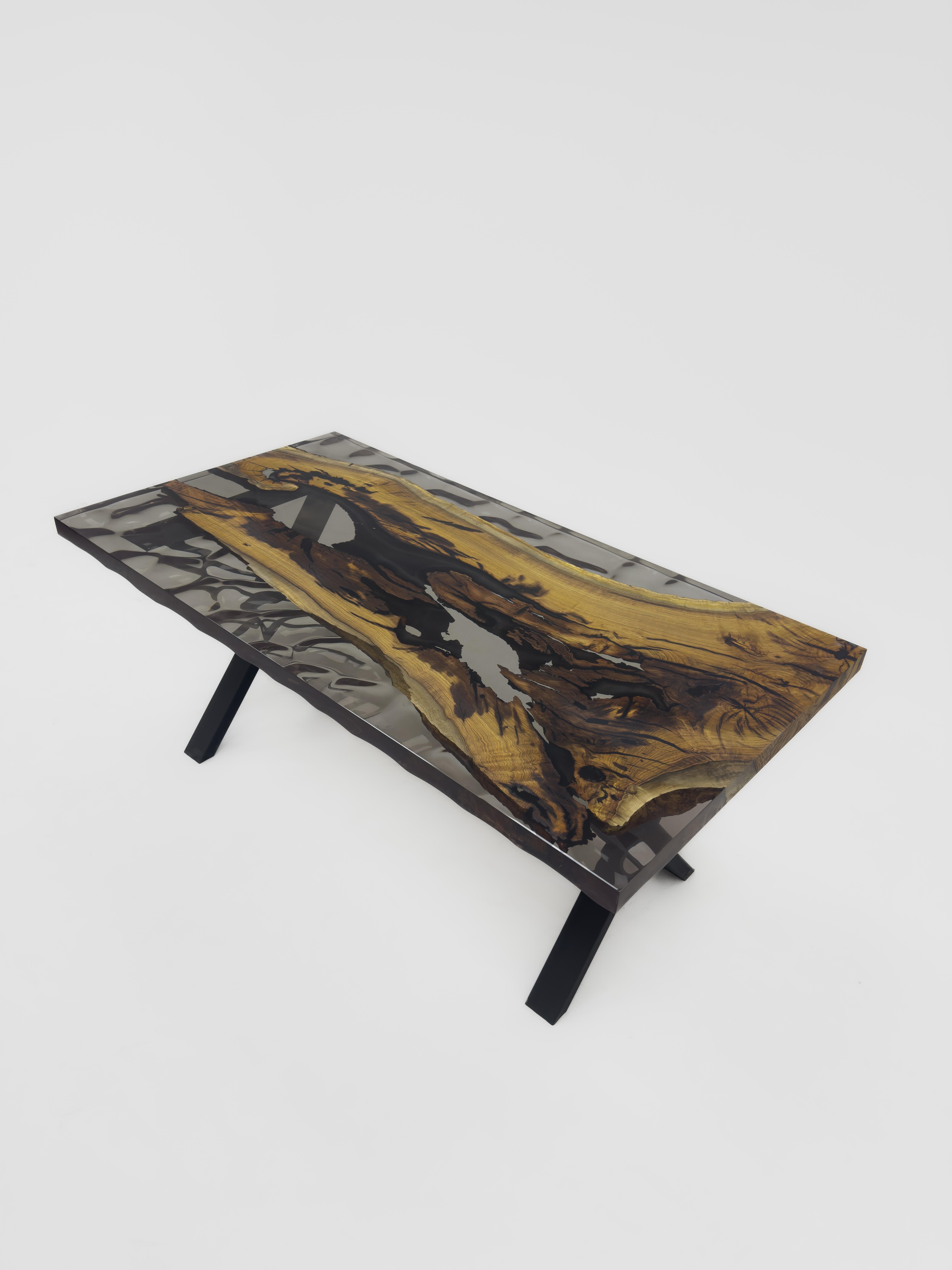 Table de salle à manger en bois époxy noir sur mesure en vente 1