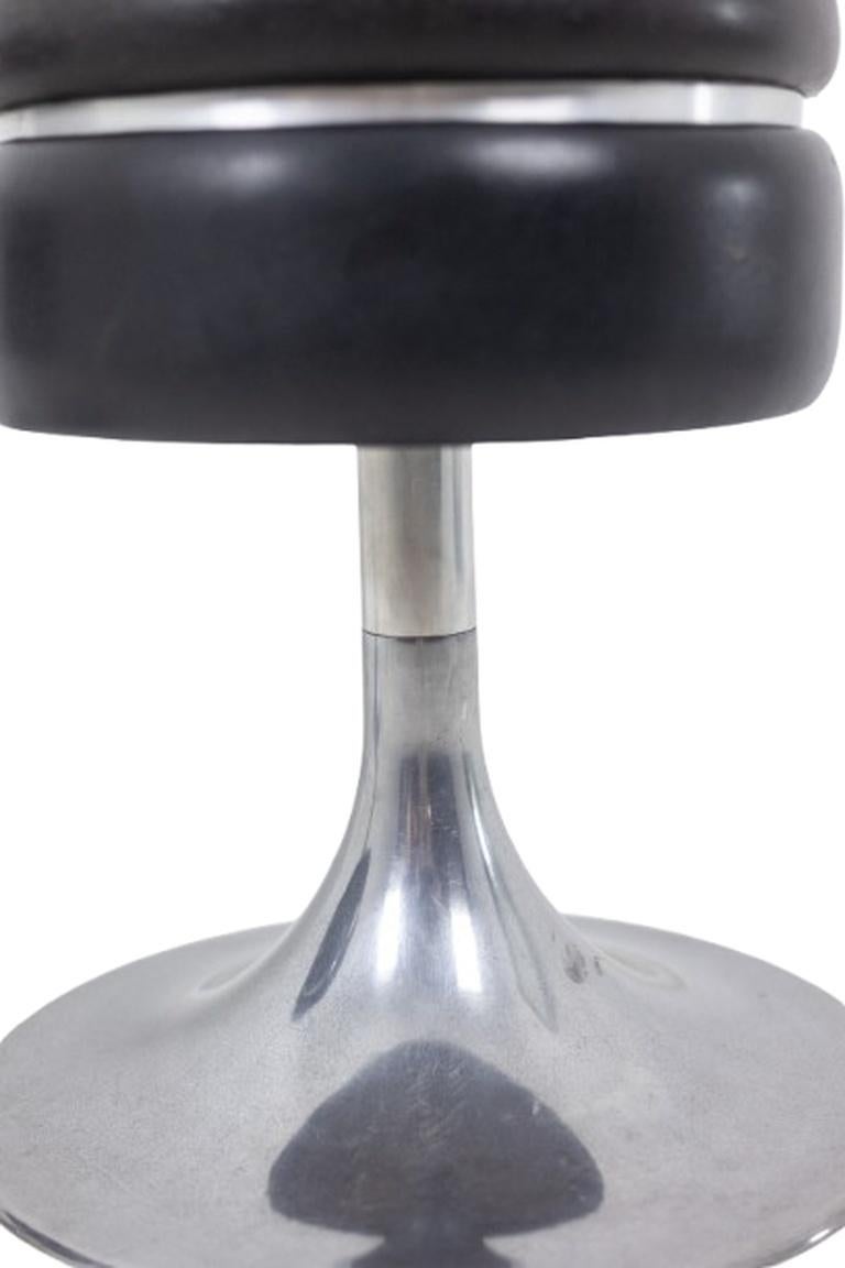 Lucidato Sgabello basso cilindrico nero, base in acciaio. 1970s in vendita
