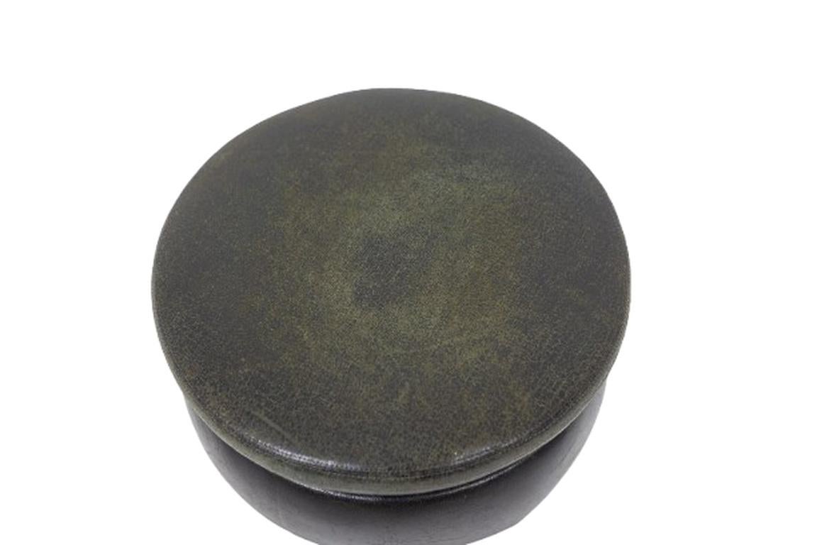 Alluminio Sgabello basso cilindrico nero, base in acciaio. 1970s in vendita