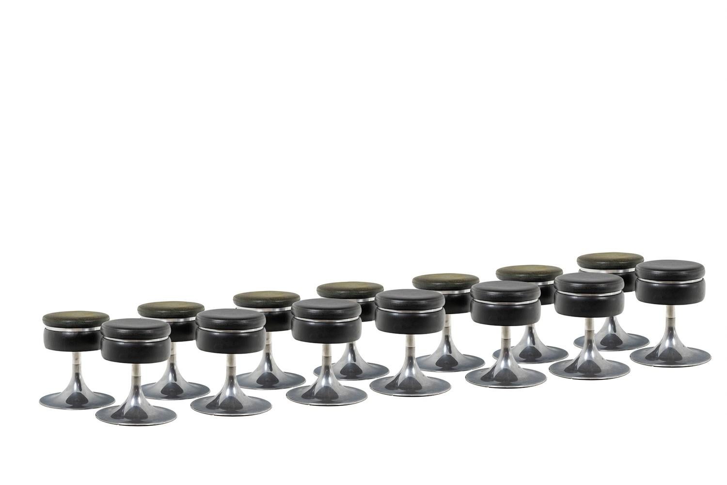 Sgabello basso cilindrico nero, base in acciaio. 1970s in vendita 2