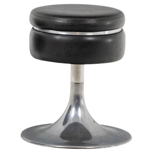 Taburete bajo cilíndrico negro, base de acero. 1970s