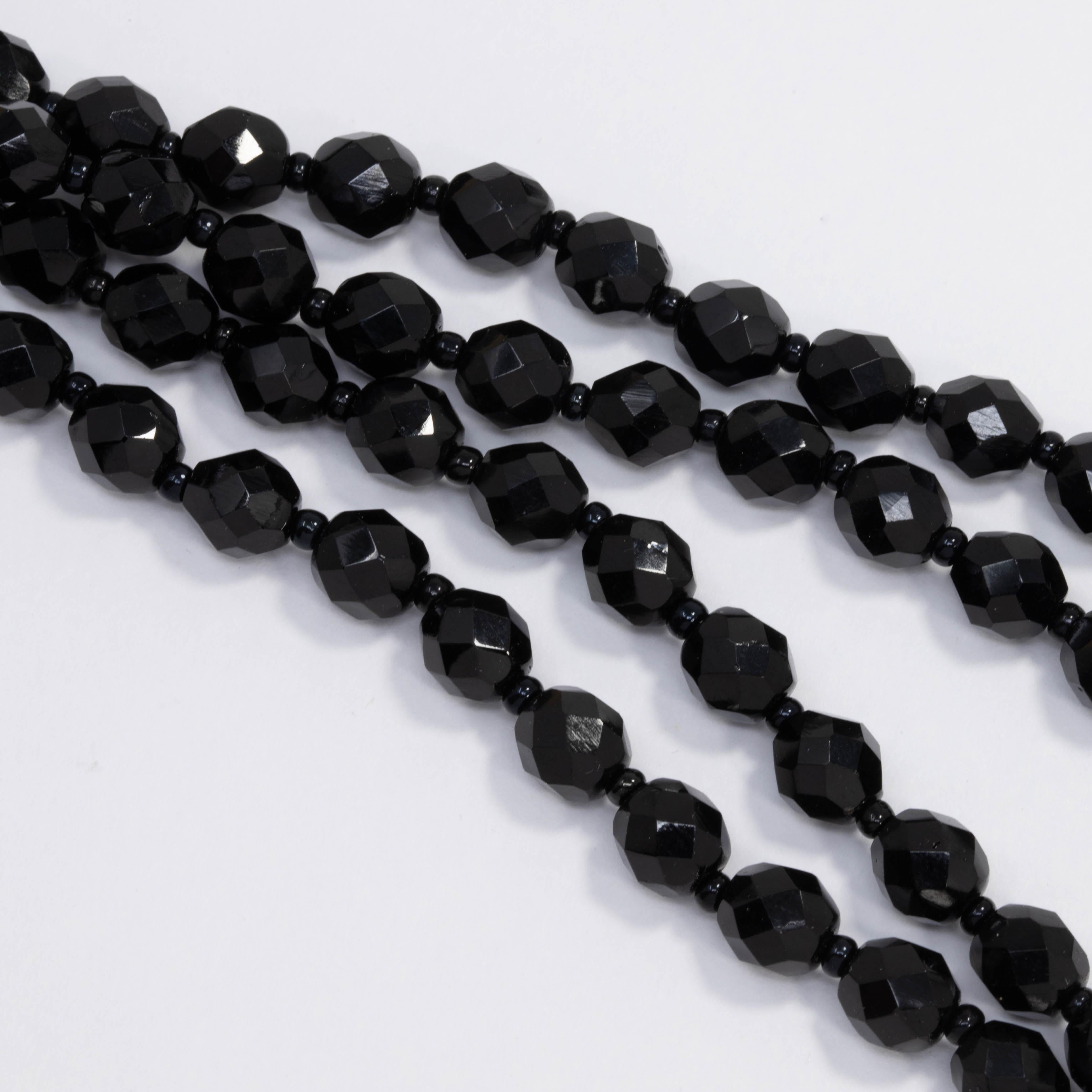 Long collier de perles en cristal noir à facettes de jais tchécoslovaque de 152,4 cm, milieu des années 1900 Excellent état - En vente à Milford, DE