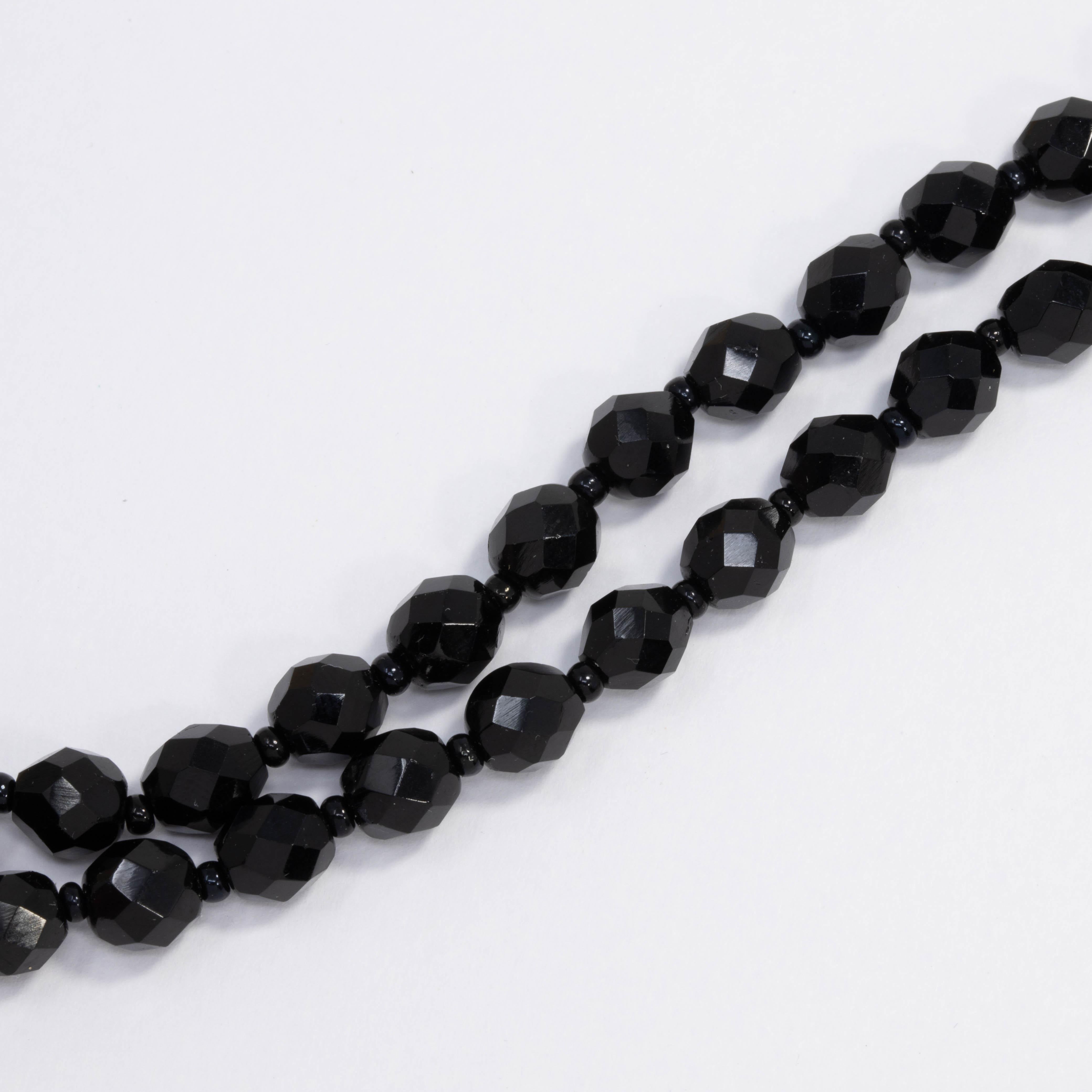 Long collier de perles en cristal noir à facettes de jais tchécoslovaque de 152,4 cm, milieu des années 1900 Unisexe en vente