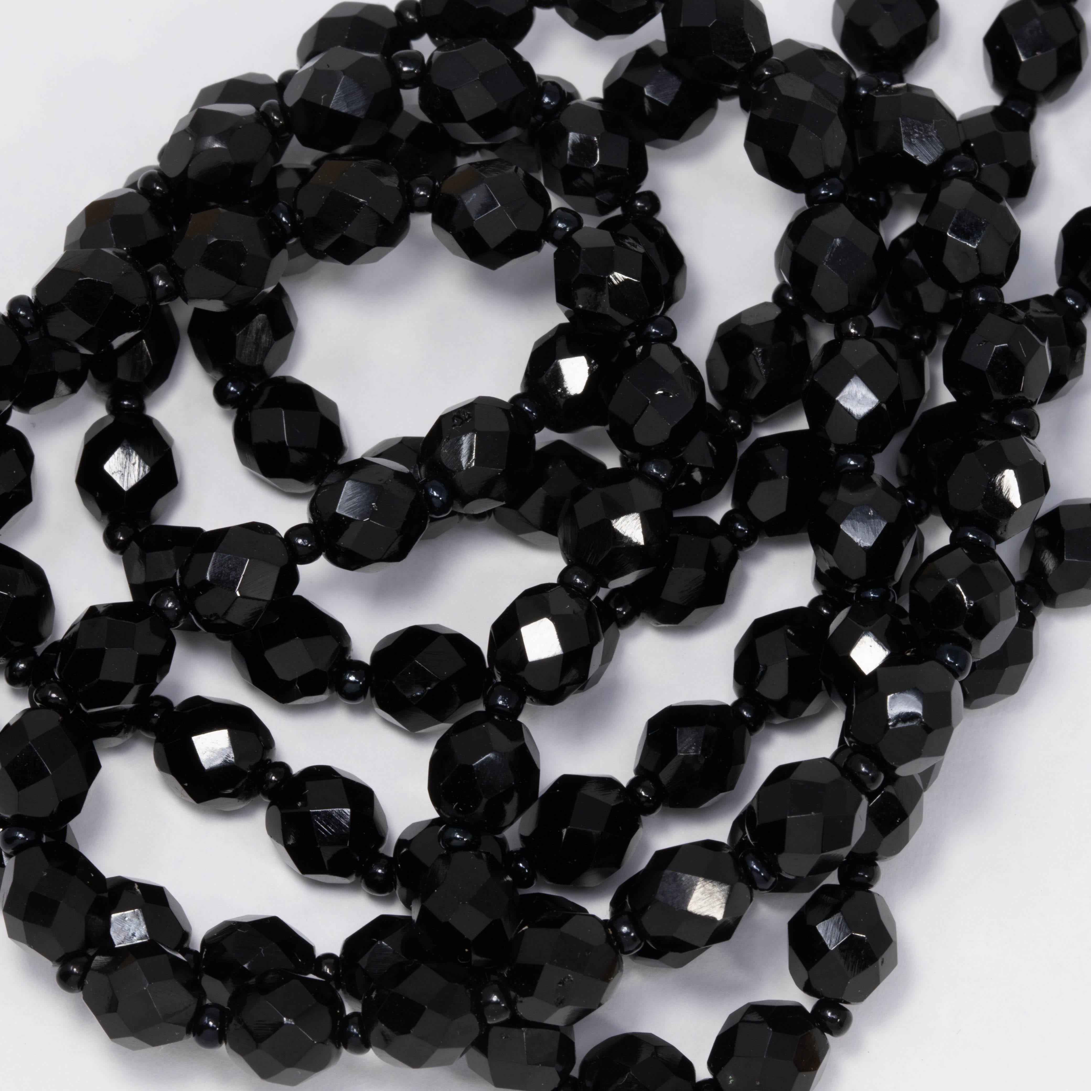 Long collier de perles en cristal noir à facettes de jais tchécoslovaque de 152,4 cm, milieu des années 1900 en vente 2