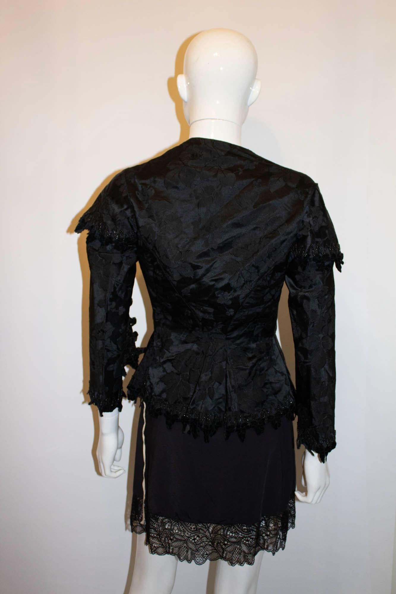 Une veste victorienne en soie noire, merveilleuse et portable. La veste a une forme magnifique, avec un désossage, des détails en perles et une fermeture à crochets et à œillets. Mesures : Poitrine jusqu'à 35'', longueur 25''.
