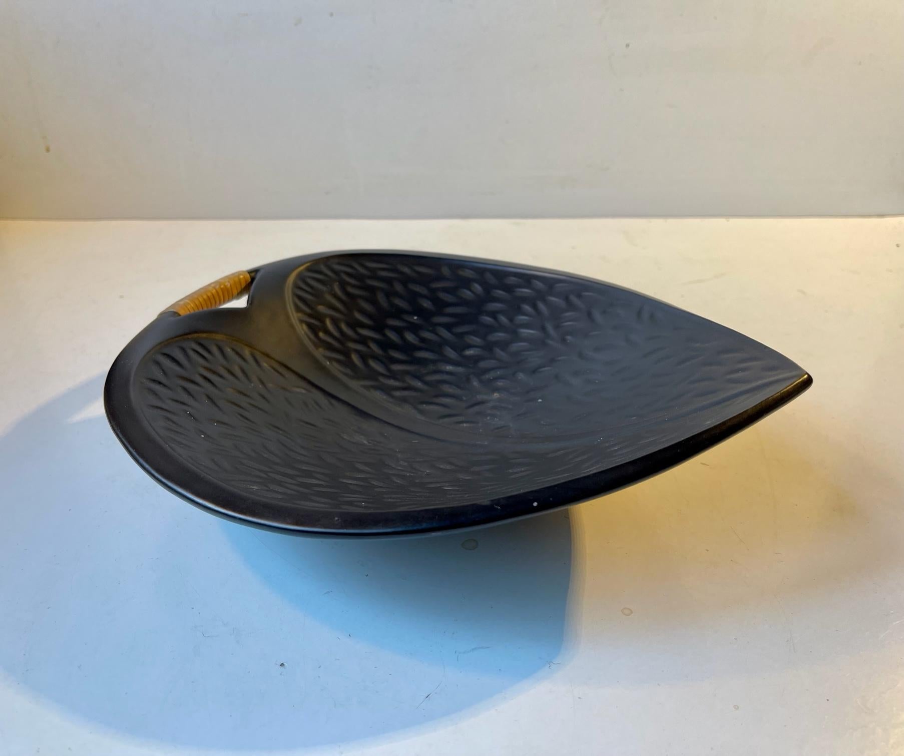 Black Danish Ceramic Leaf Dish with Rattan, Hedehus Keramik 1960s In Good Condition For Sale In Esbjerg, DK