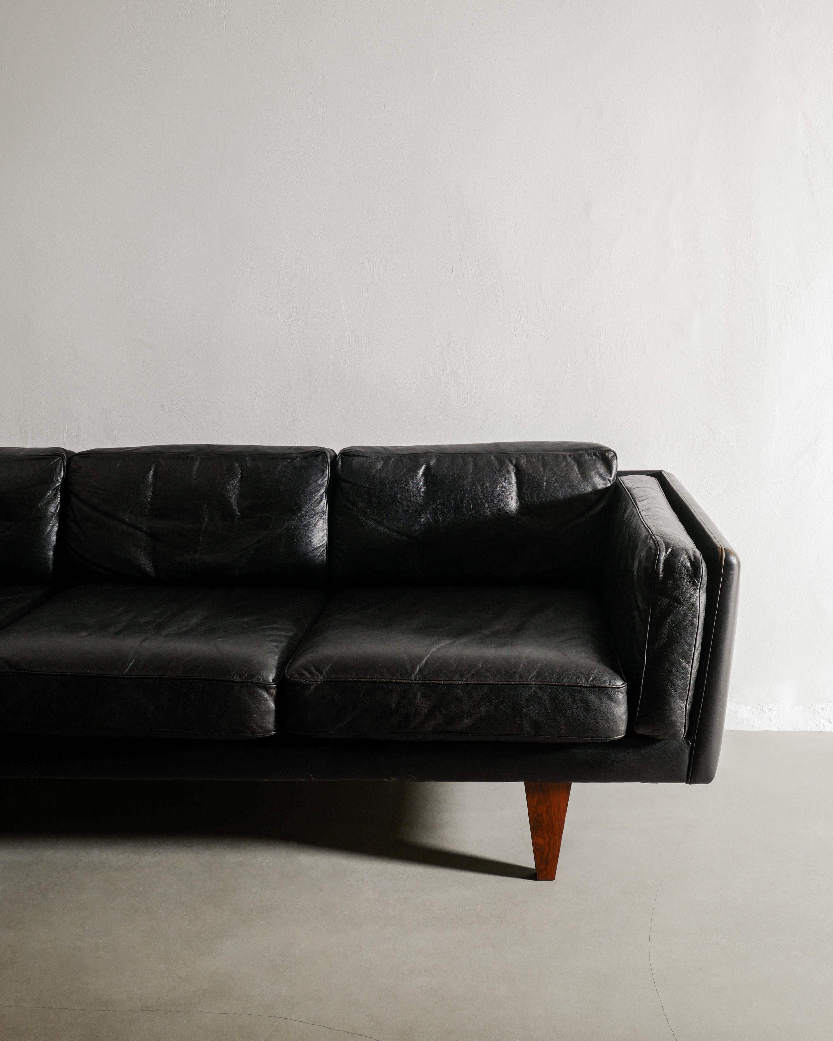 Black Danish Mid Century V11 Sofa by Illum Wikkelsø in Leather & Rosewood, 1960s Escandinavo moderno en venta