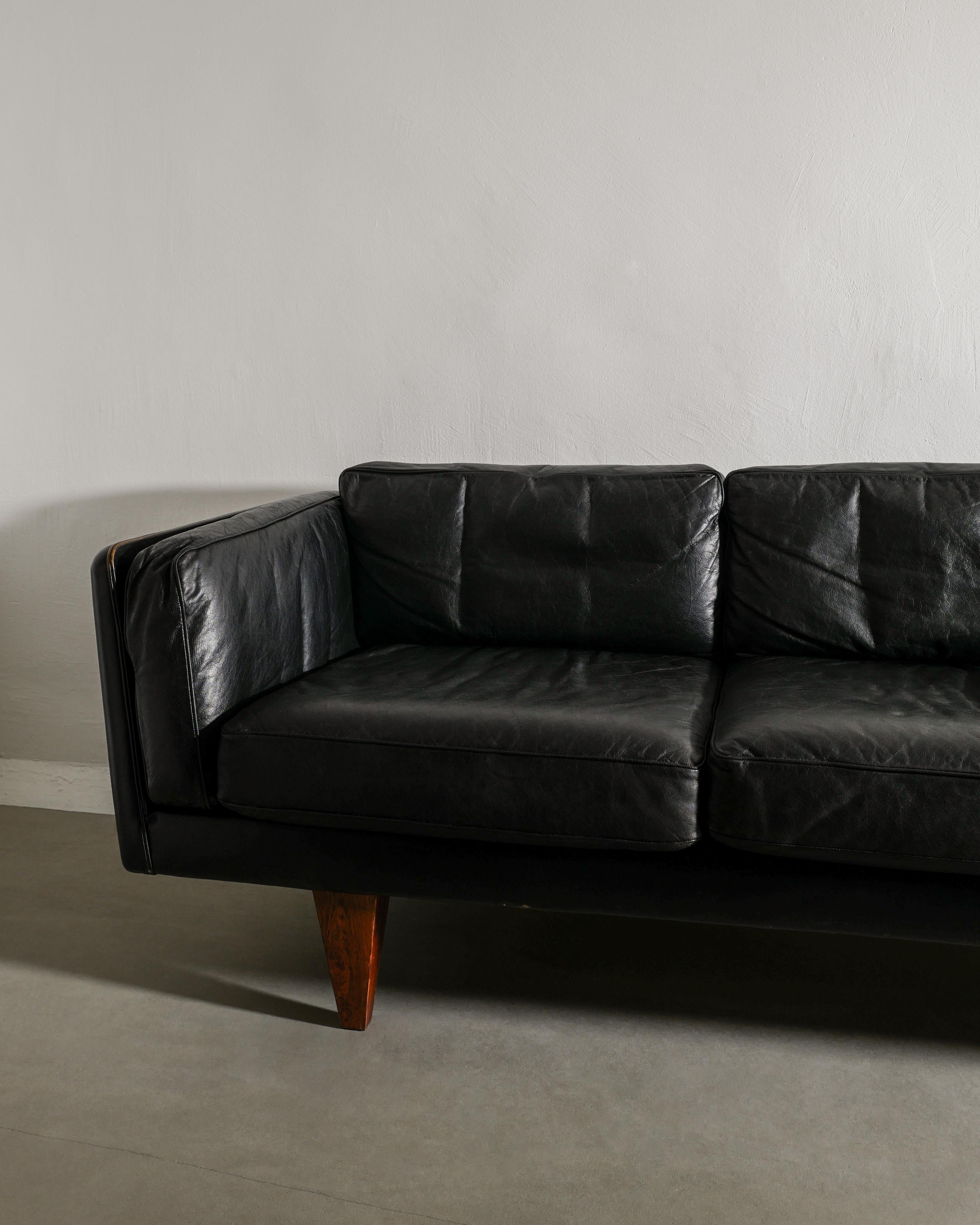 Black Danish Mid Century V11 Sofa by Illum Wikkelsø in Leather & Rosewood, 1960s Danés en venta
