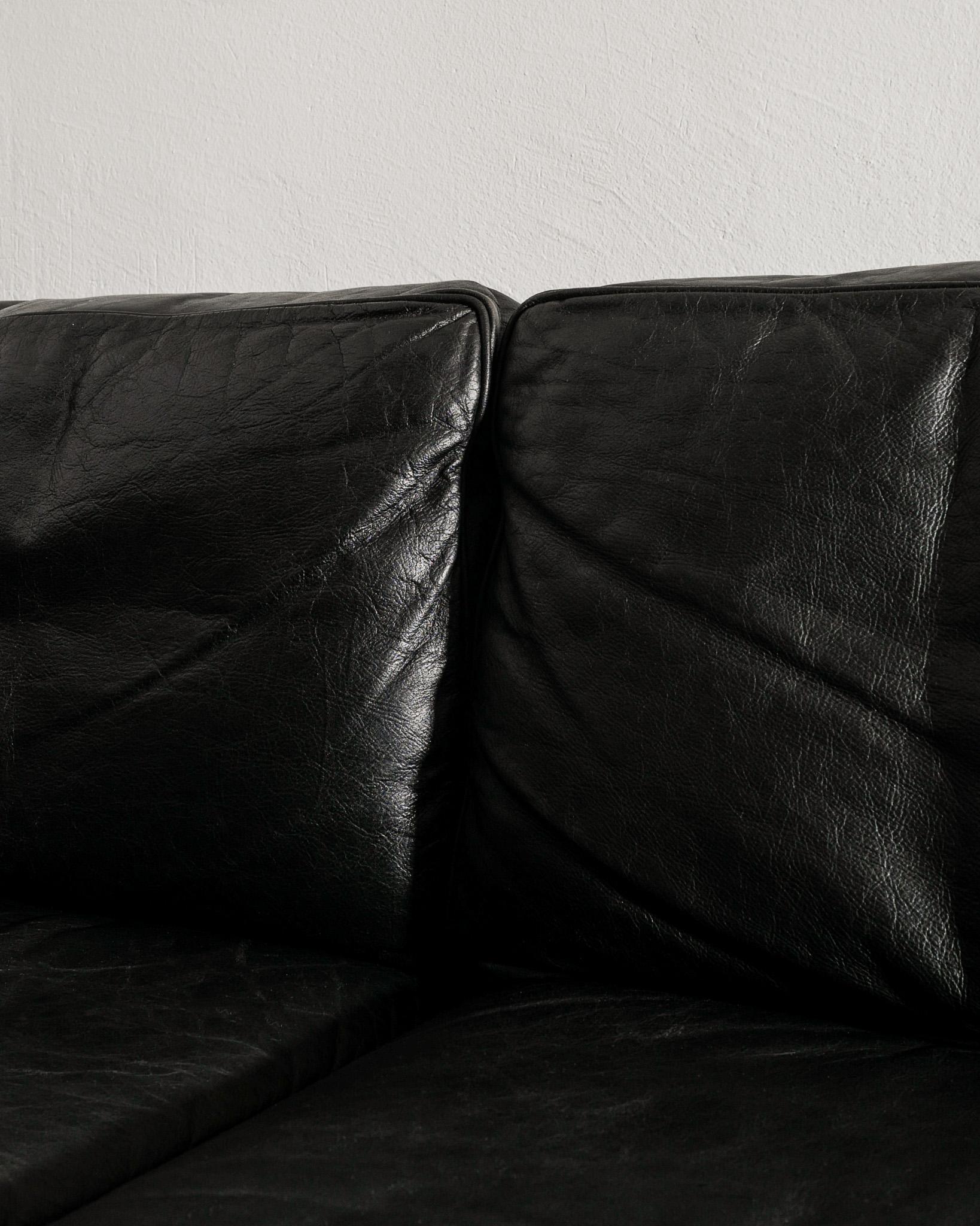 Black Danish Mid Century V11 Sofa by Illum Wikkelsø in Leather & Rosewood, 1960s en Bueno estado para la venta en Stockholm, SE