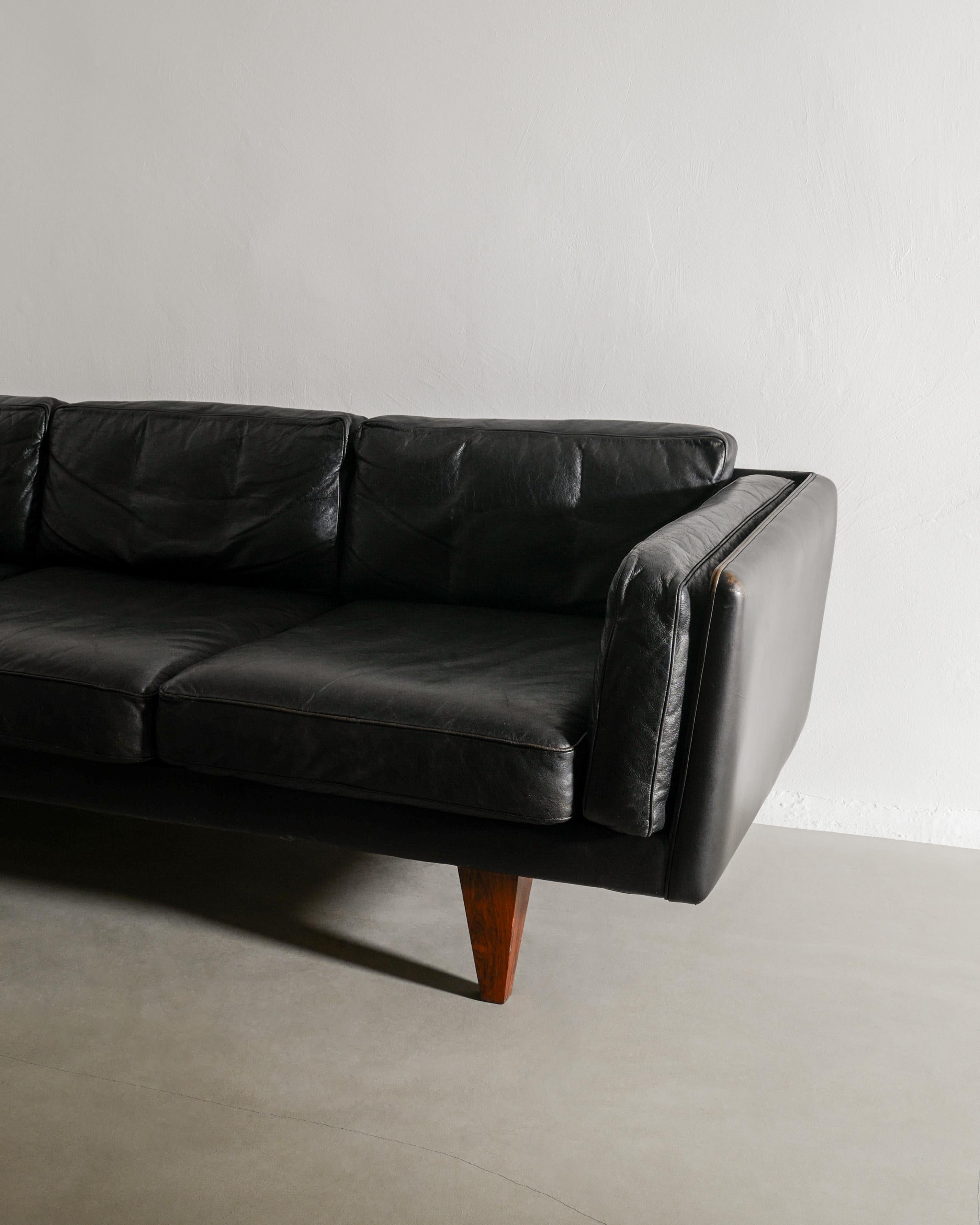 Black Danish Mid Century V11 Sofa by Illum Wikkelsø in Leather & Rosewood, 1960s mediados del siglo XX en venta