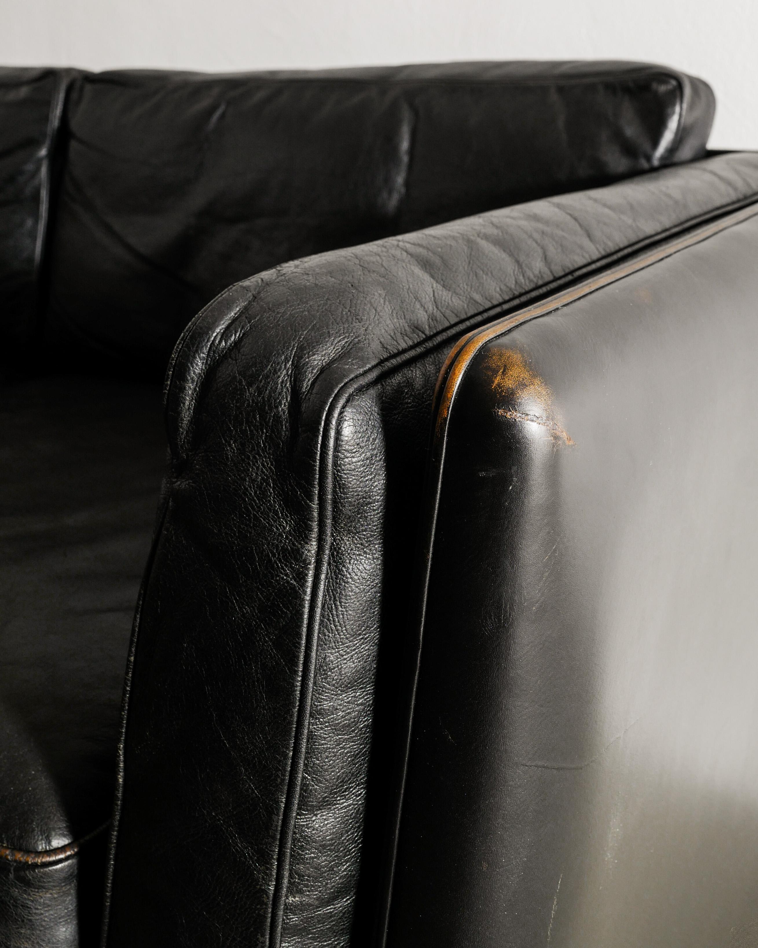 Black Danish Mid Century V11 Sofa by Illum Wikkelsø in Leather & Rosewood, 1960s Cuero en venta
