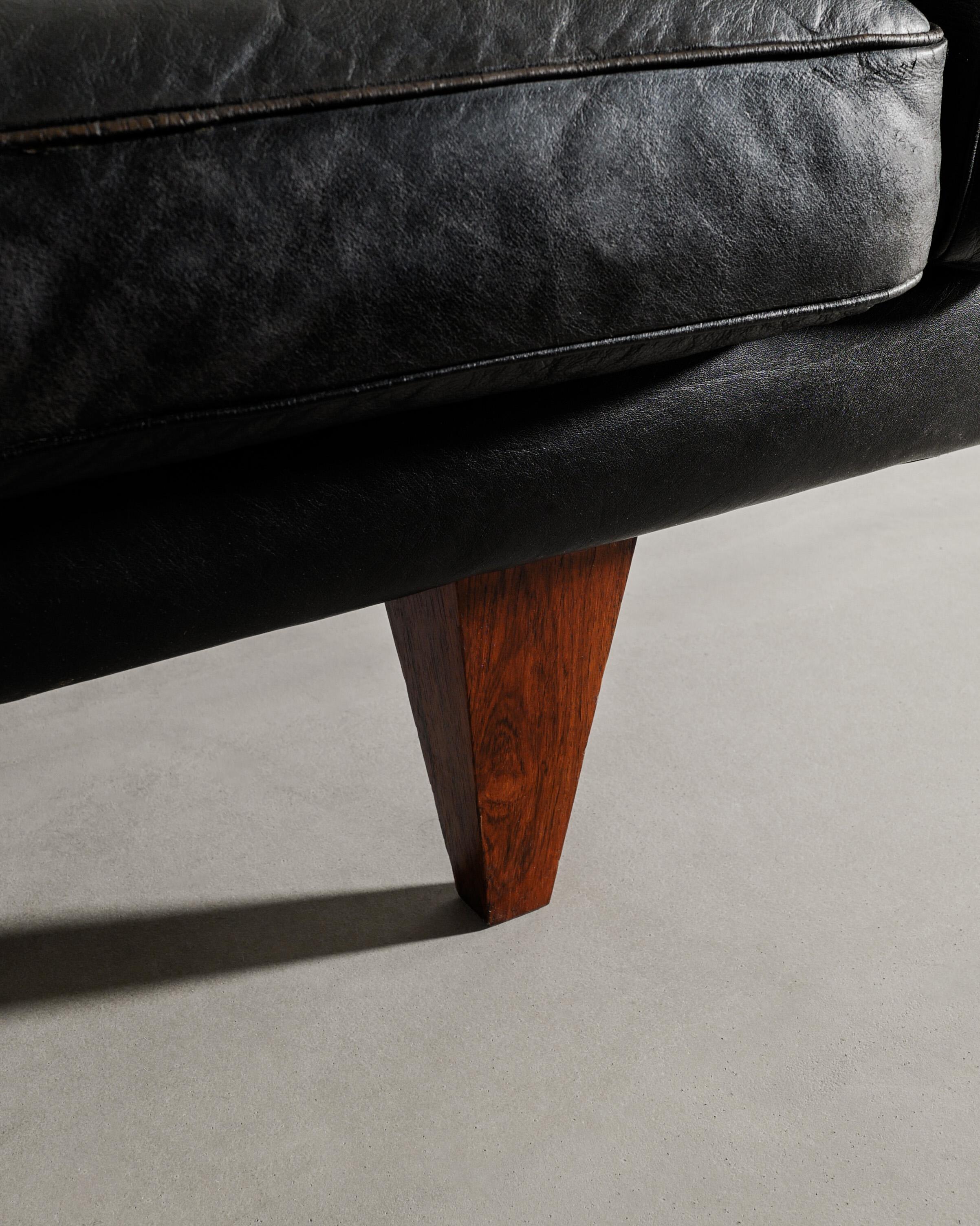 Black Danish Mid Century V11 Sofa by Illum Wikkelsø in Leather & Rosewood, 1960s en venta 1