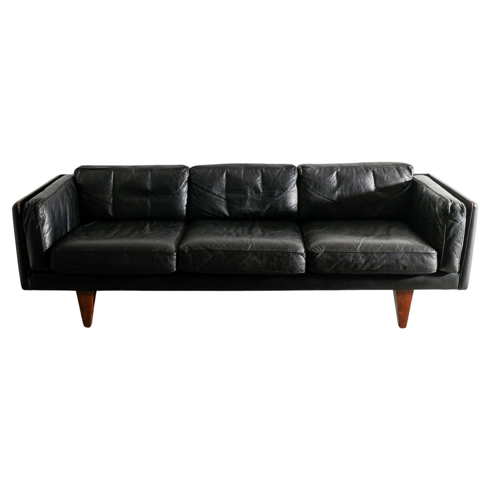 Black Danish Mid Century V11 Sofa by Illum Wikkelsø in Leather & Rosewood, 1960s en venta