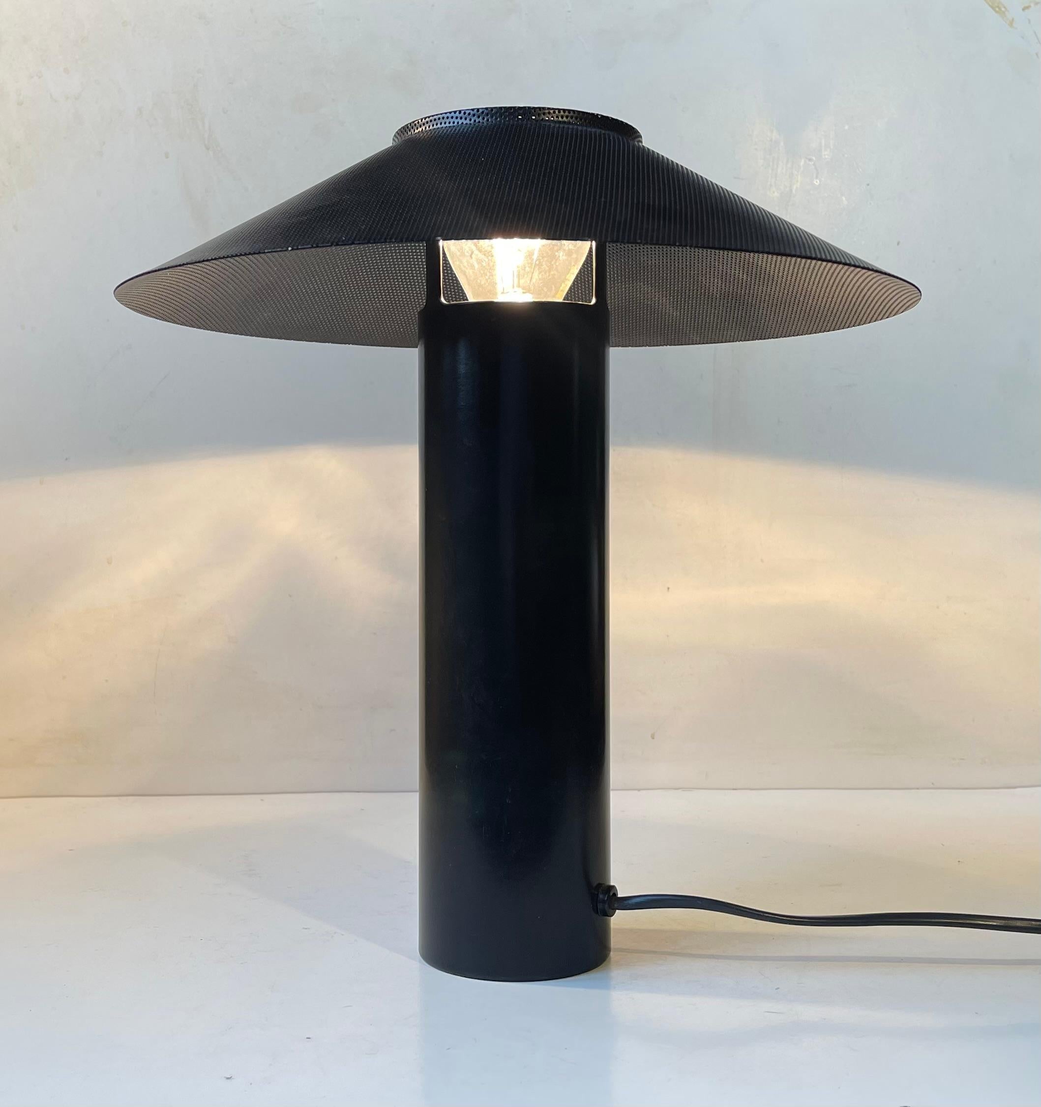 Schwarze dänische minimalistische schwarze dänische Tischlampe von Hans Schwazer für Royal Copenhagen (Stahl) im Angebot