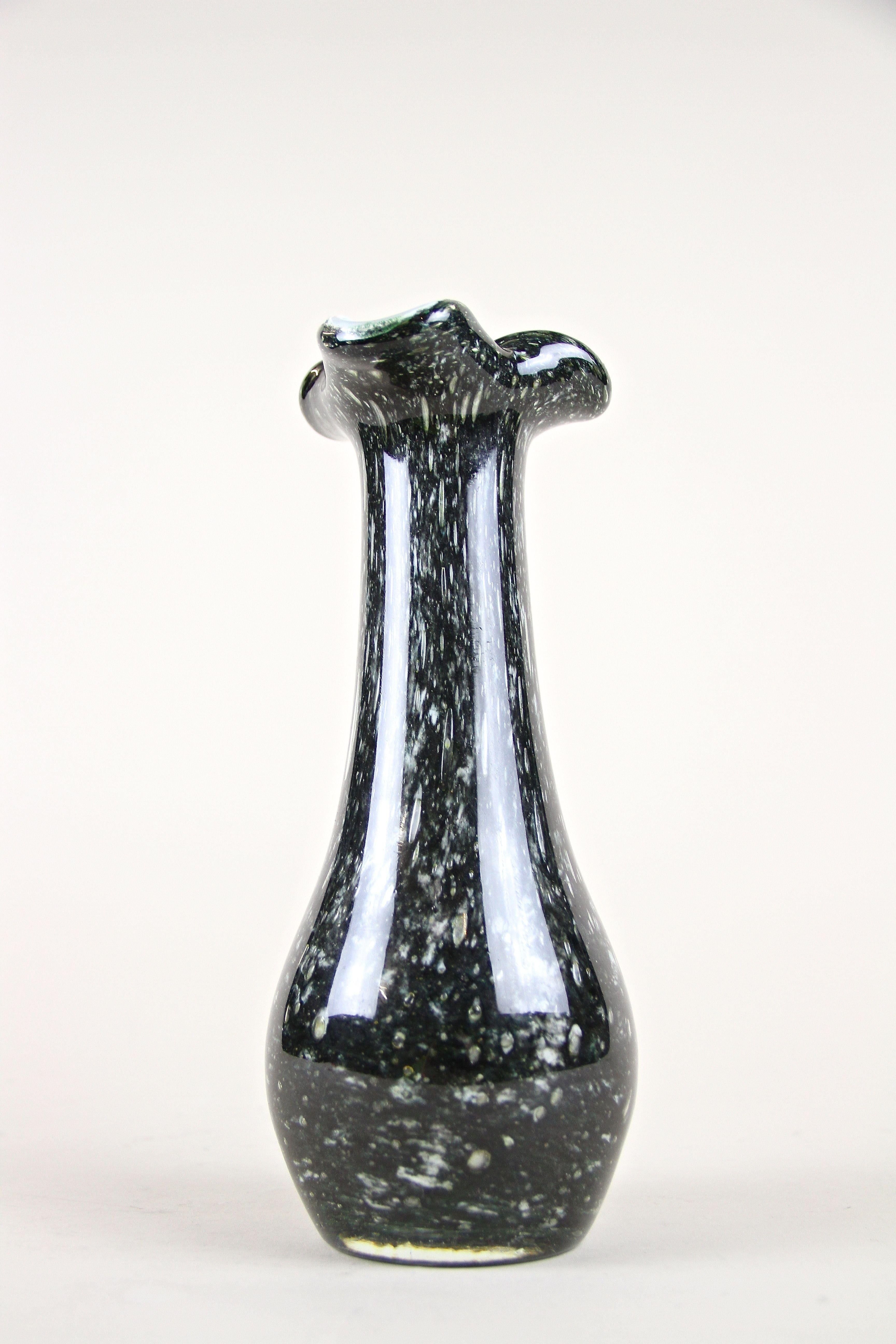 Black/ Dark Green Murano Glass Vase, Italy circa 1970 10