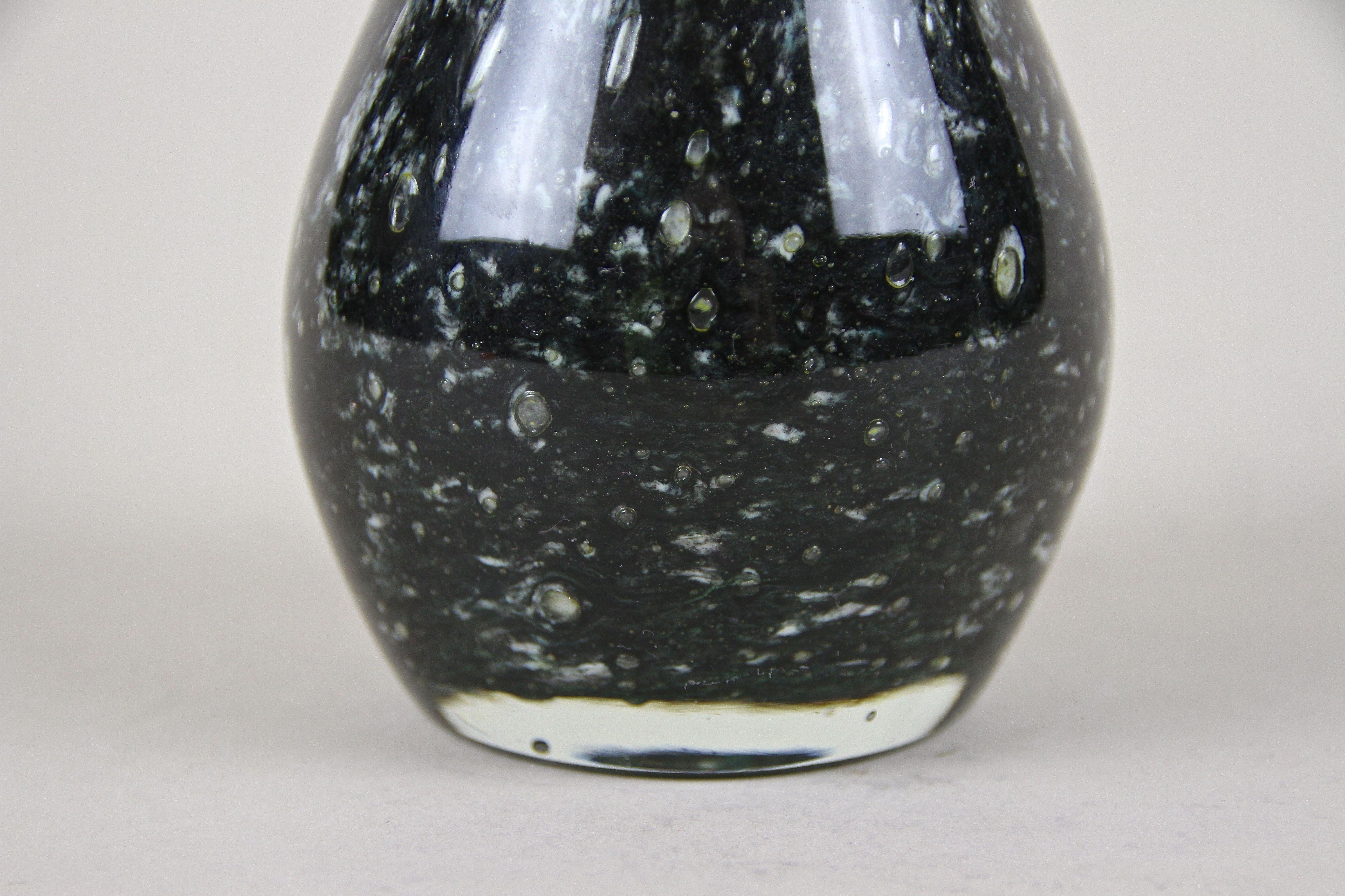 Black/ Dark Green Murano Glass Vase, Italy circa 1970 In Good Condition In Lichtenberg, AT