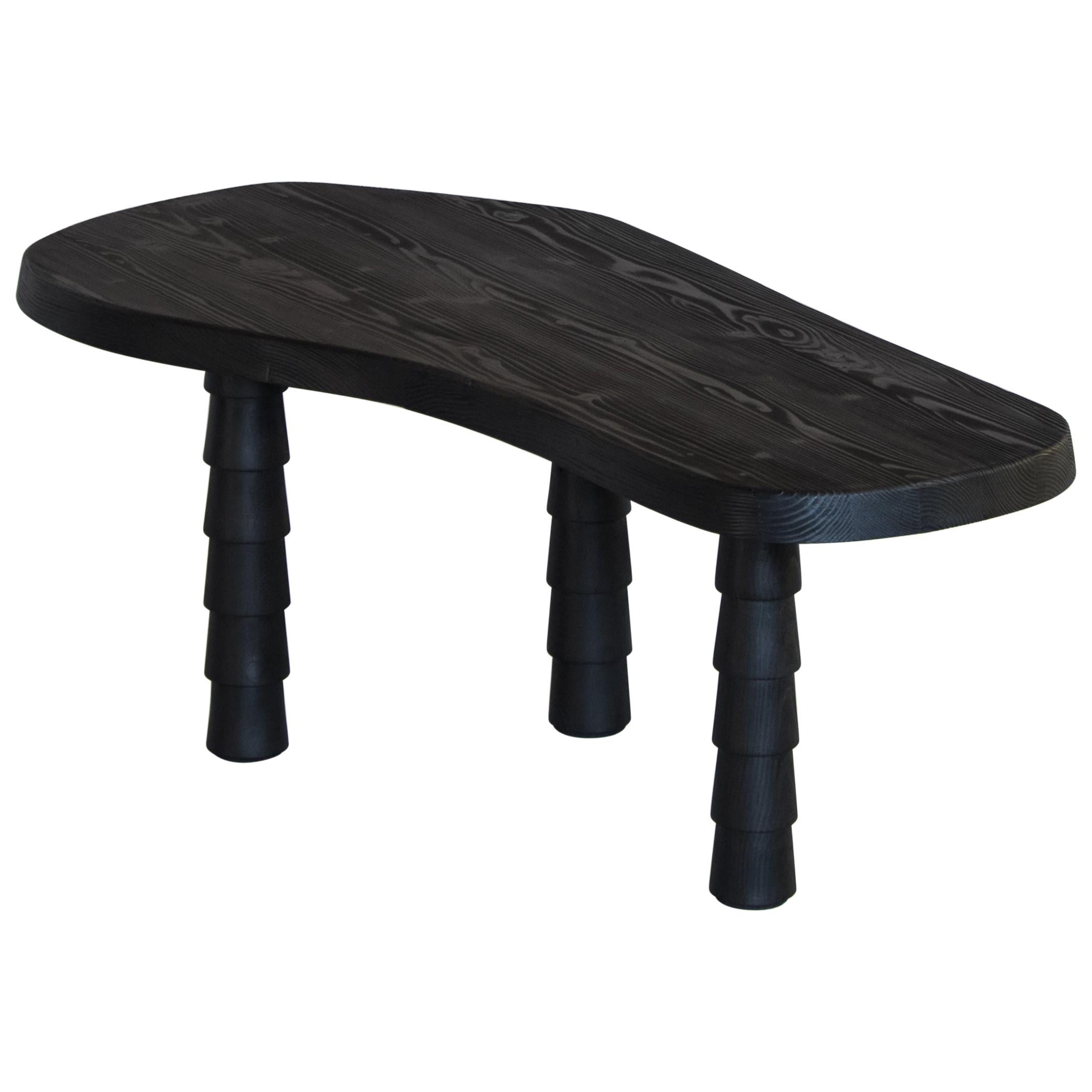 Table de données noire à trois pieds dans l'Oregon par l'Atelier Thomas Serruys