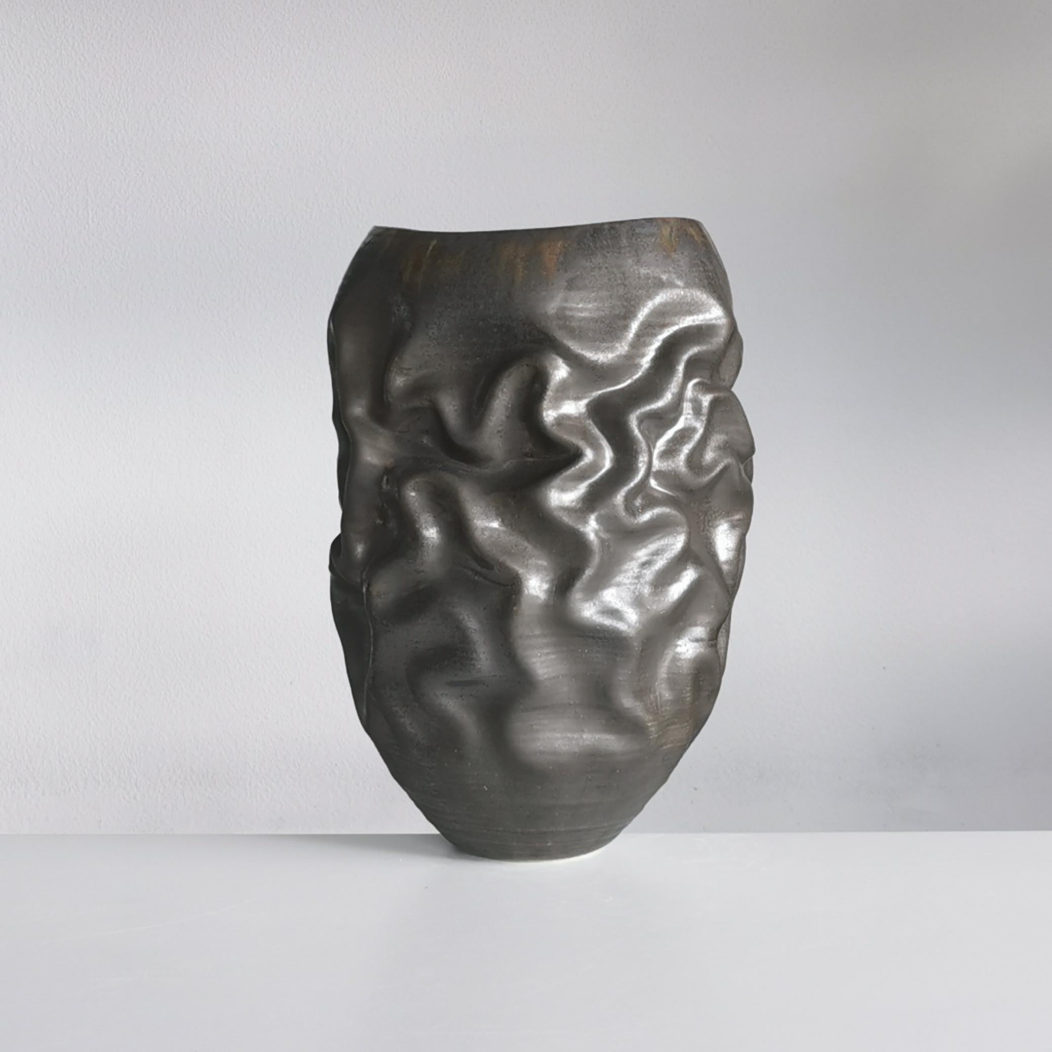 Organique Forme déshydratée noire, vase en céramique unique, objet d'art en vente