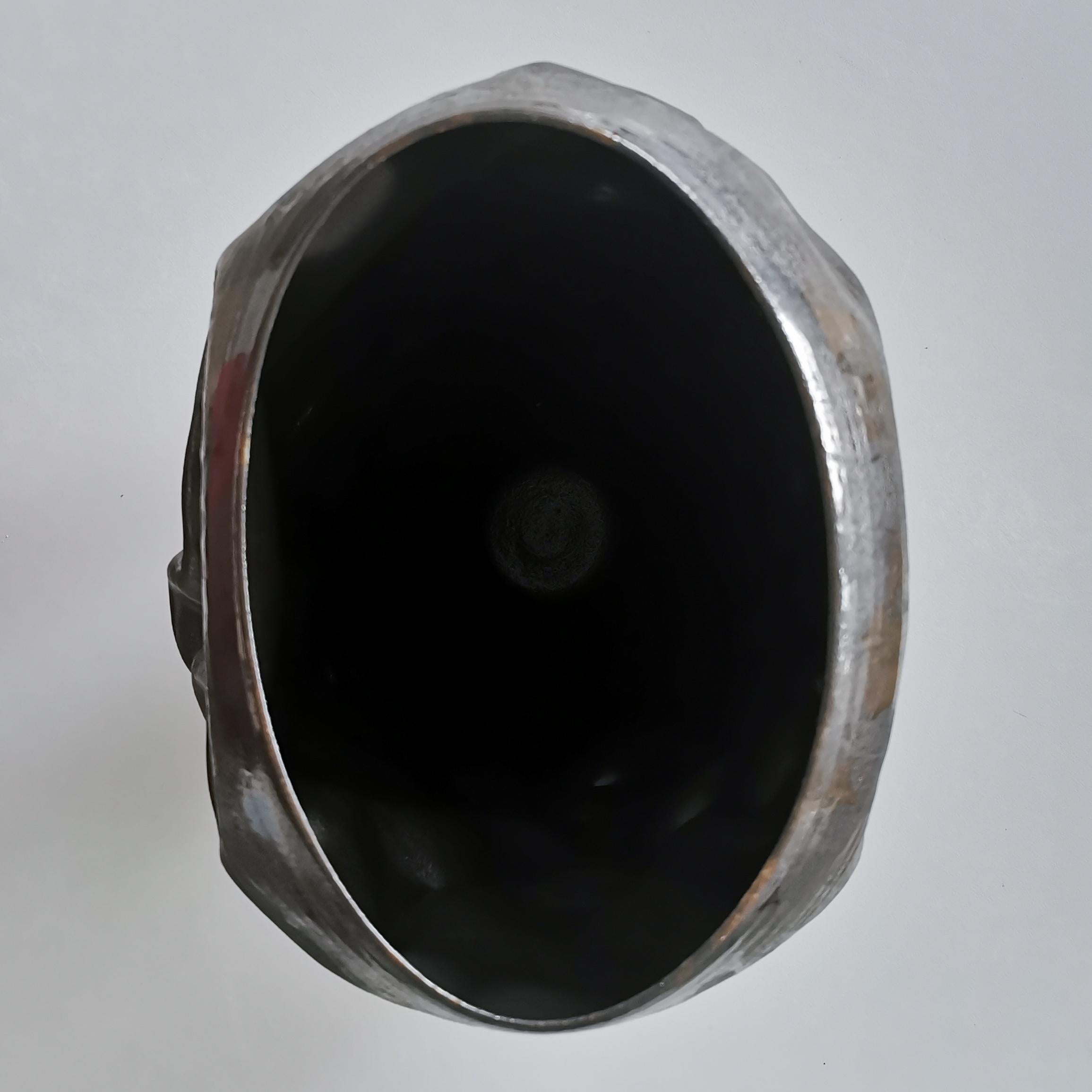 Autre Forme déshydratée noire, vase en céramique unique, objet d'art en vente