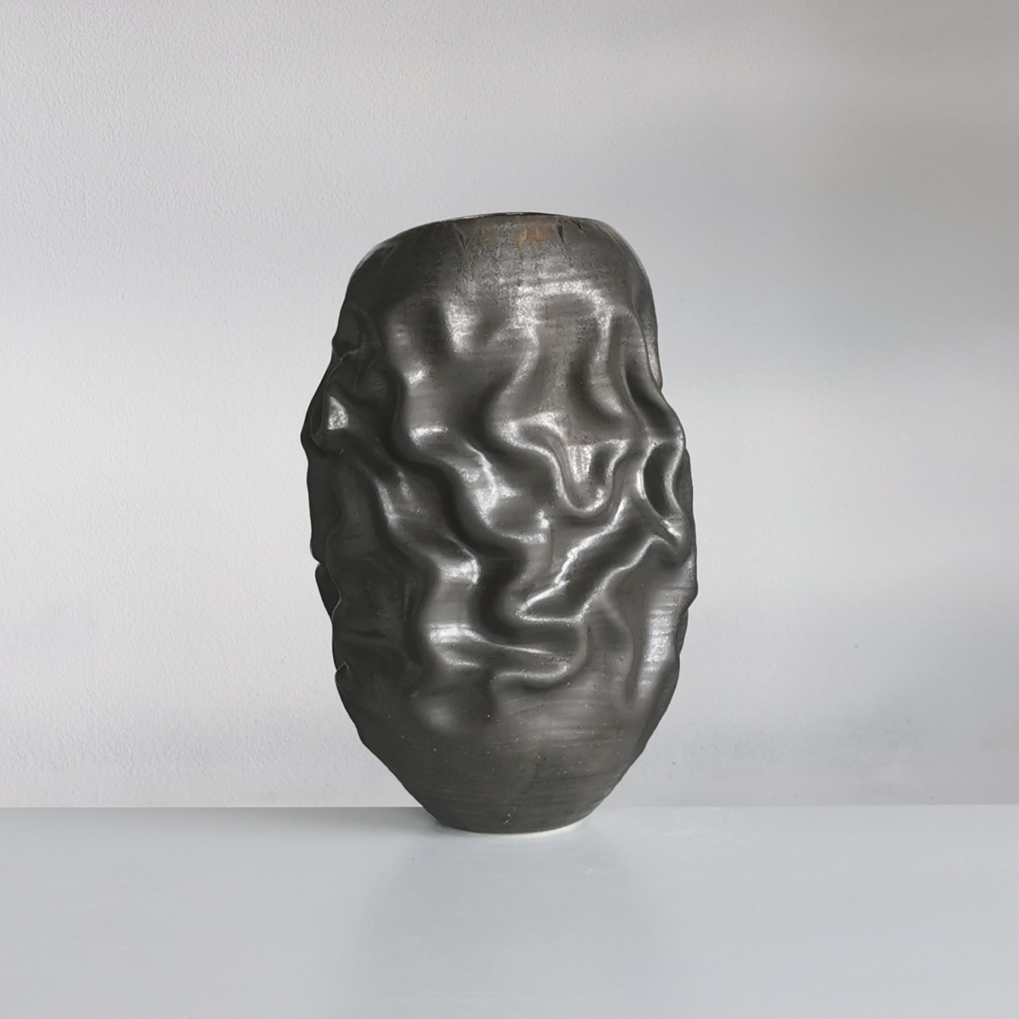 XXIe siècle et contemporain Forme déshydratée noire, vase en céramique unique, objet d'art en vente