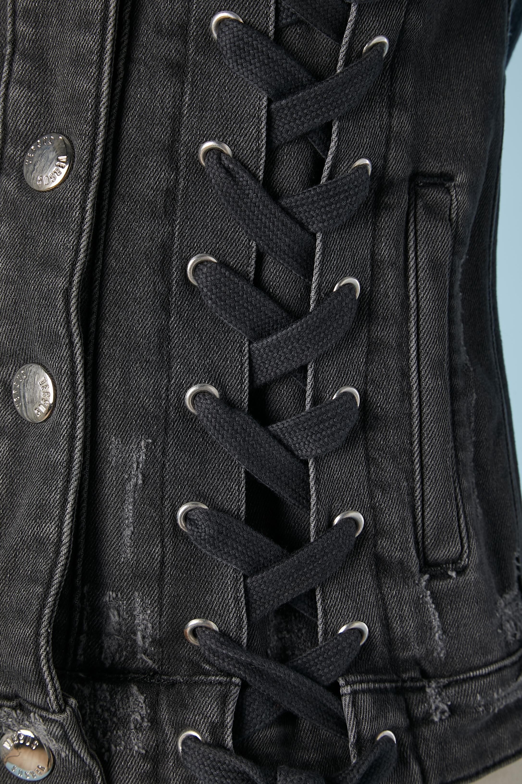Schwarze Denim-Jacke mit Schnürung auf der Vorderseite auf beiden Seiten von Versus & Zayn NEU mit Etikett für Damen oder Herren im Angebot