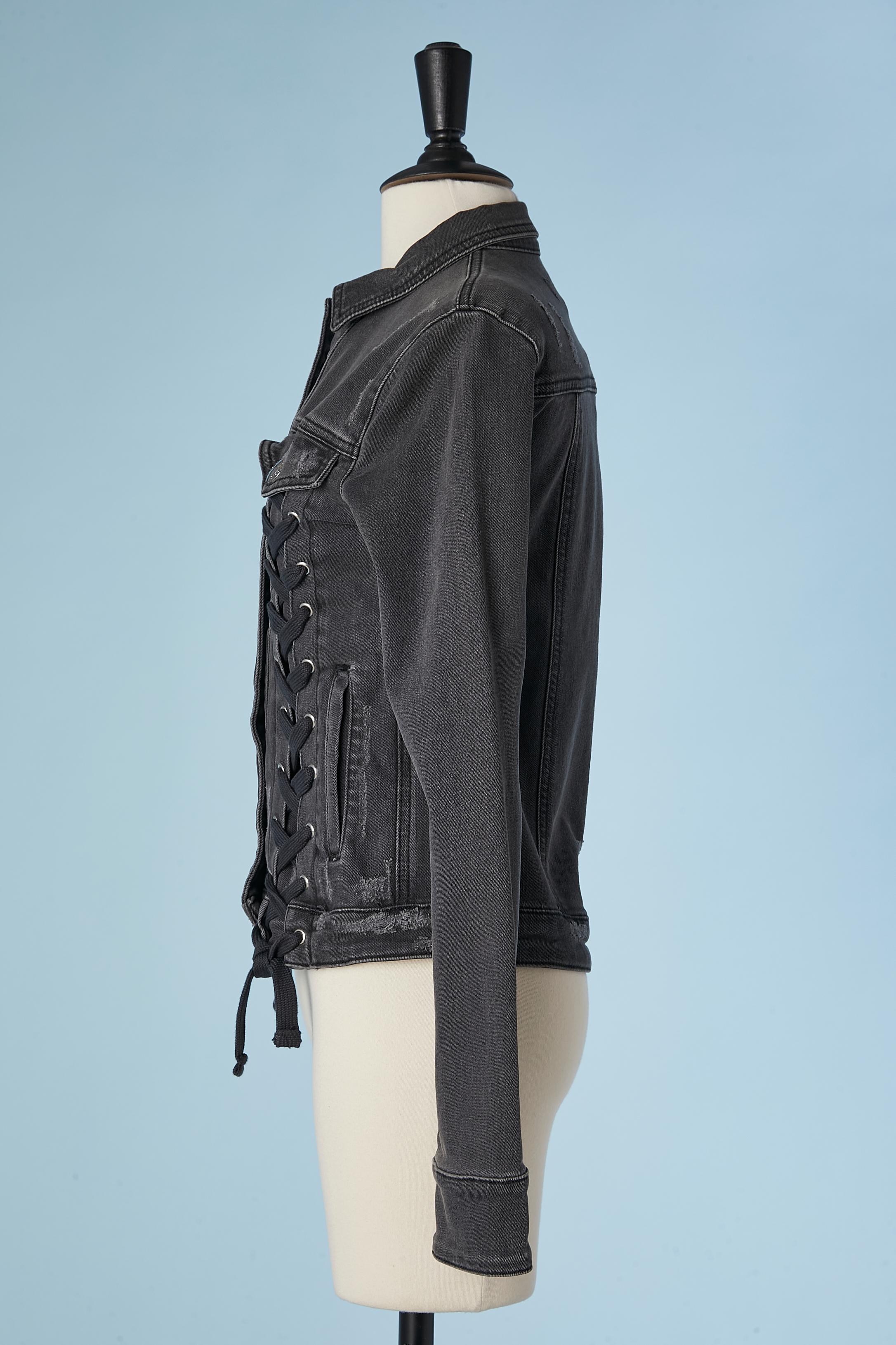 Schwarze Denim-Jacke mit Schnürung auf der Vorderseite auf beiden Seiten von Versus & Zayn NEU mit Etikett im Angebot 2