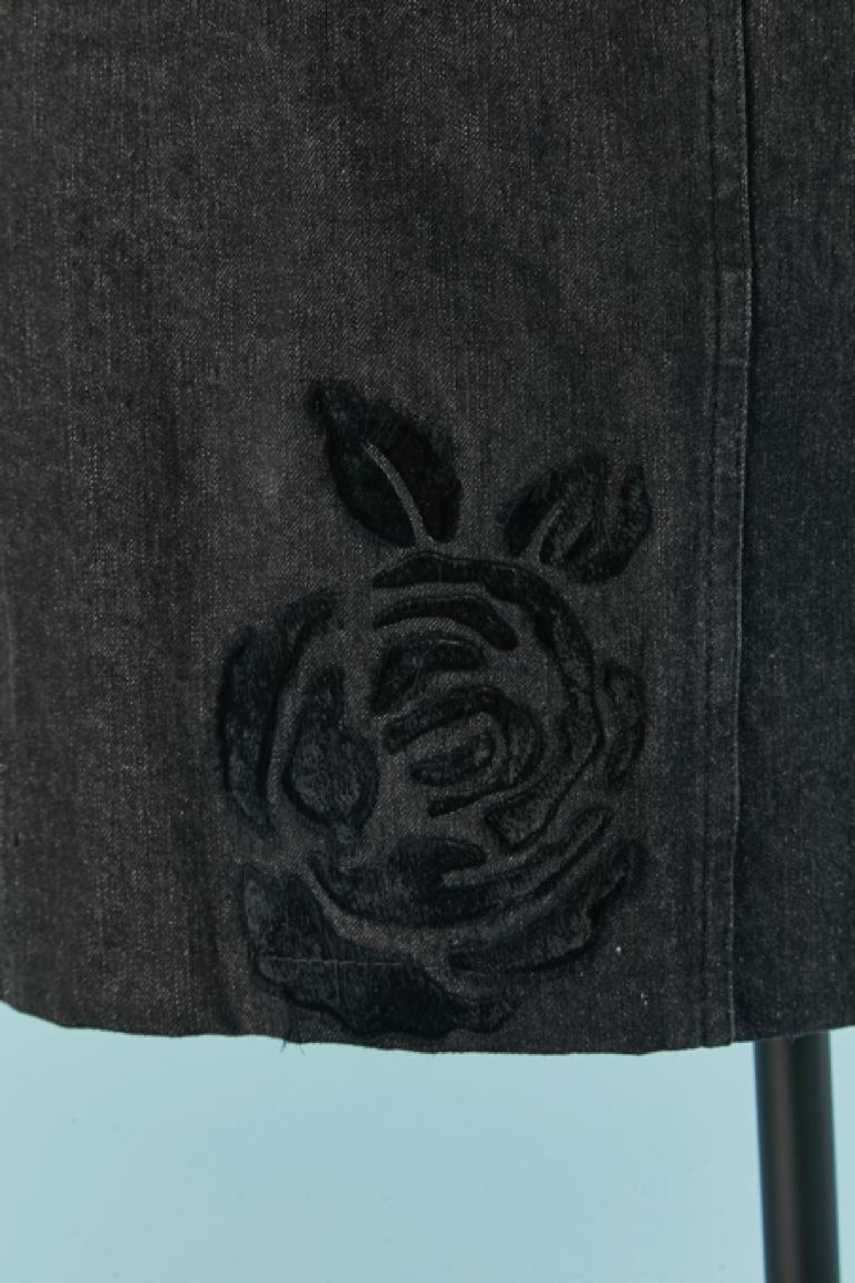 Black denim skirt with velvet roses appliqué. Main fabric composition: 98% cotton, 2% stretch. Other textiles: 80% rayon 20% tulle ( polyester) 
2 pockets on the front with branded studs. 2 split on the bottom side. Zip closure on the left