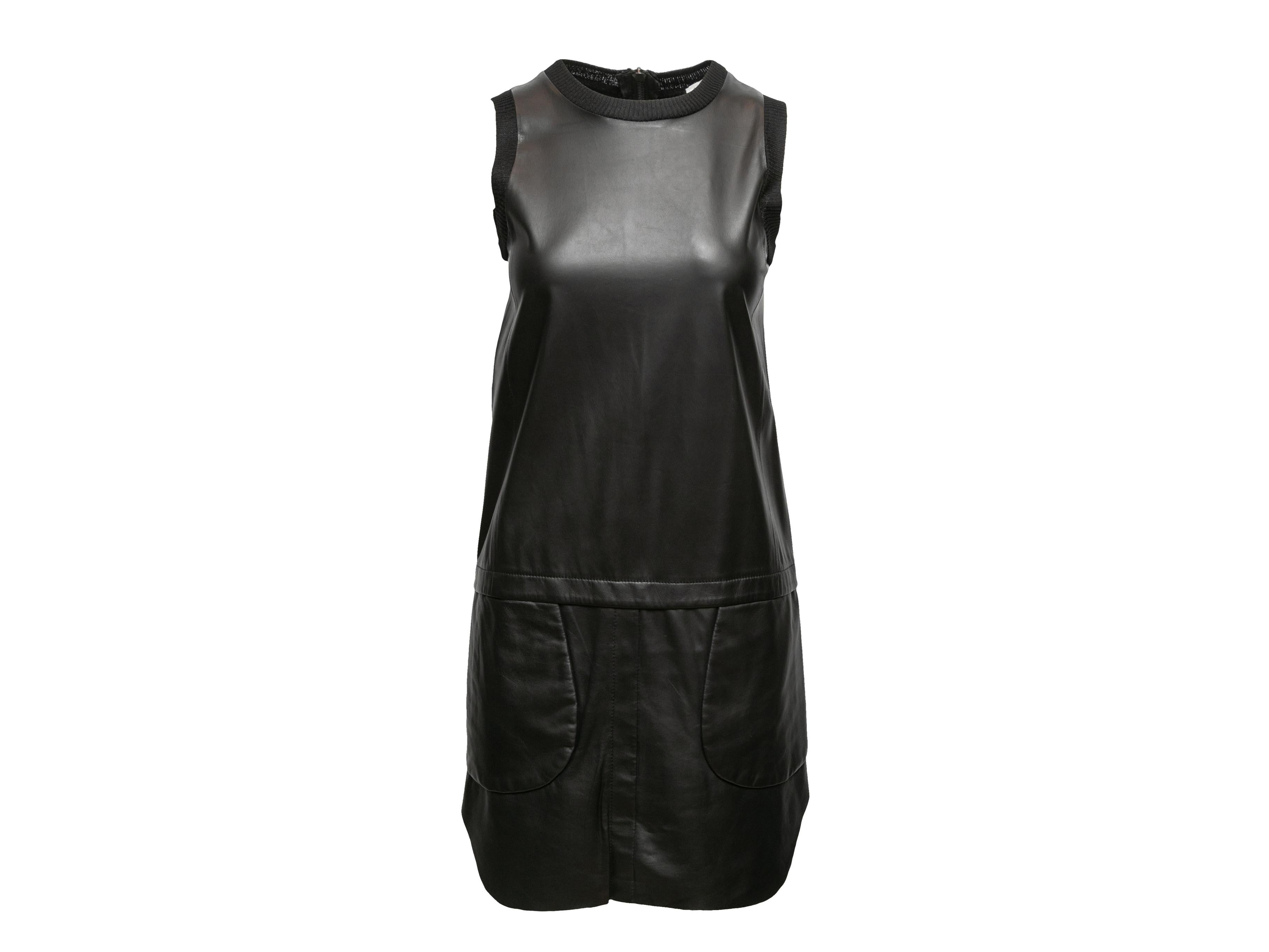 Vestido negro de piel sin mangas de Derek Lam 10 Crosby. Ribete de punto elástico. Cuello redondo. Cierre con cremallera en la espalda. Pecho de 32