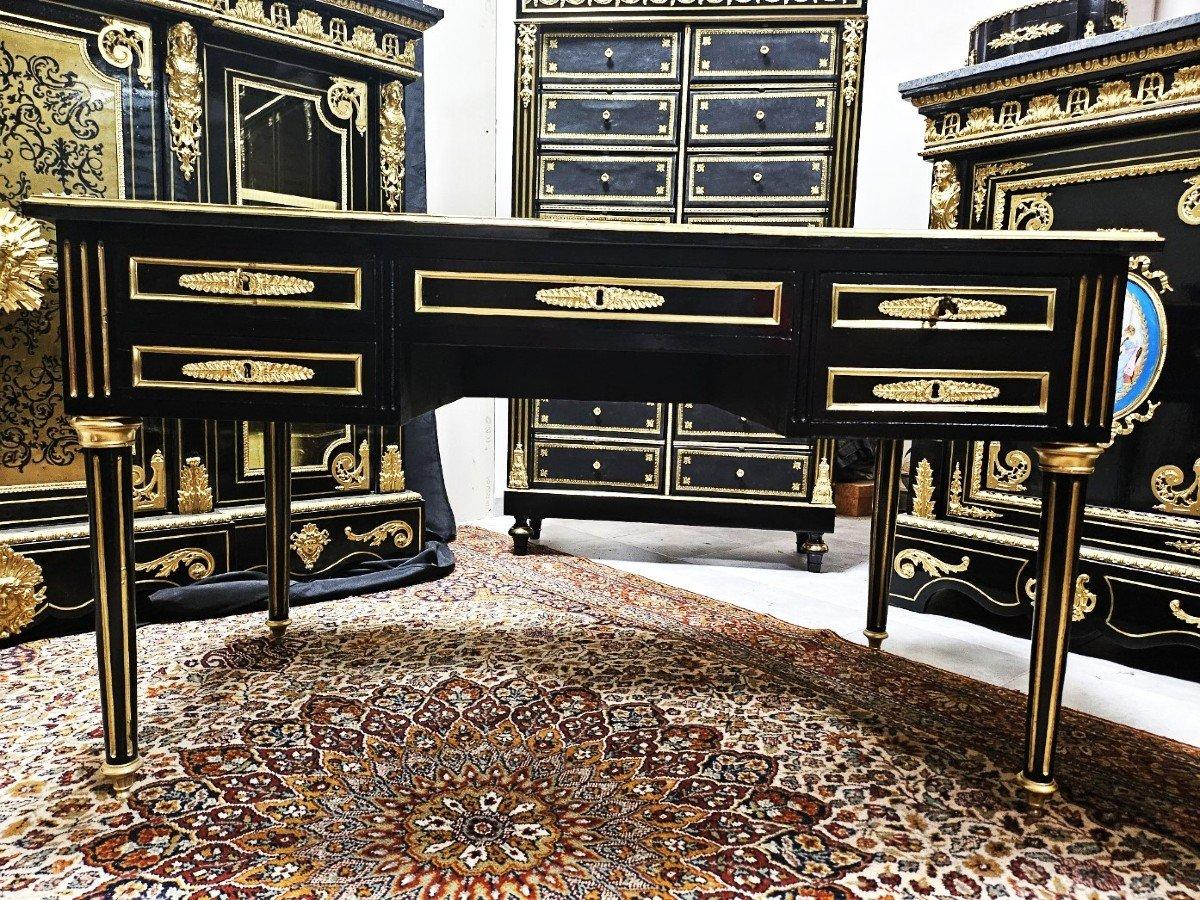 Table desk with drawbars decorated with bronzes from the Napoleon III period and Boulle style.
Beautiful desk with 2 opening side parts.
Full walnut veneer.
Important ornamentation of gilded bronzes with ingot molds, patterns on the sides and